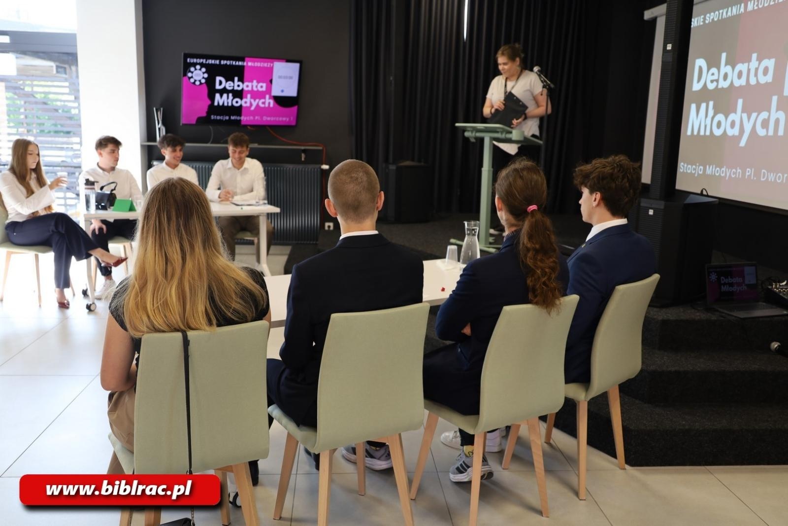 Zdjęcie w galerii na portalu naszraciborz.pl: Młodzi dyskutują! Za nami debata w bibliotece wiadomości z regionu