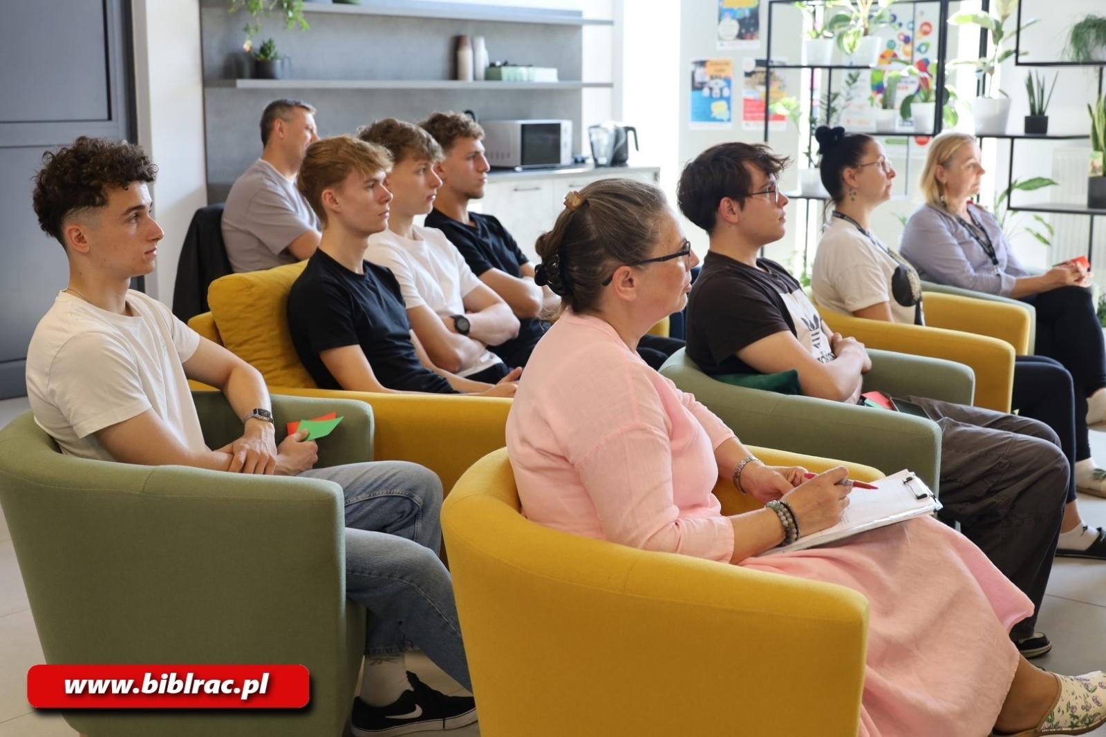 Zdjęcie w galerii na portalu naszraciborz.pl: Młodzi dyskutują! Za nami debata w bibliotece wiadomości z regionu