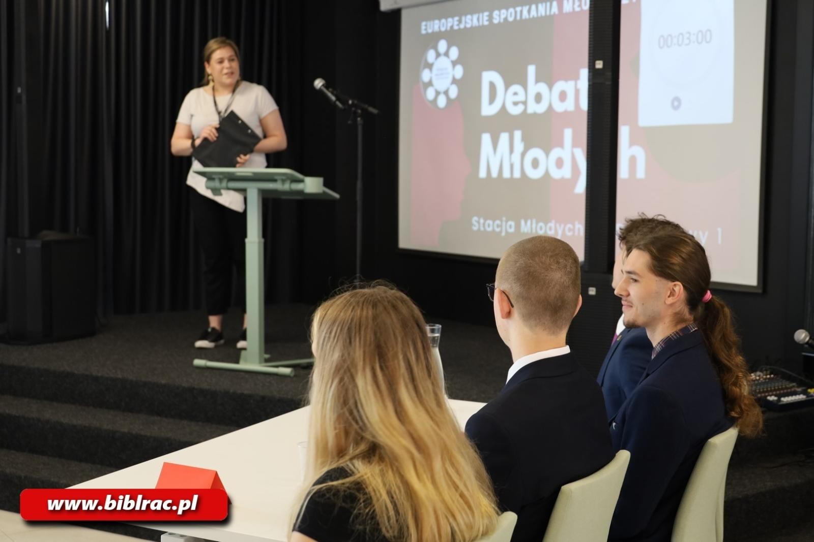 Zdjęcie w galerii na portalu naszraciborz.pl: Młodzi dyskutują! Za nami debata w bibliotece wiadomości z regionu