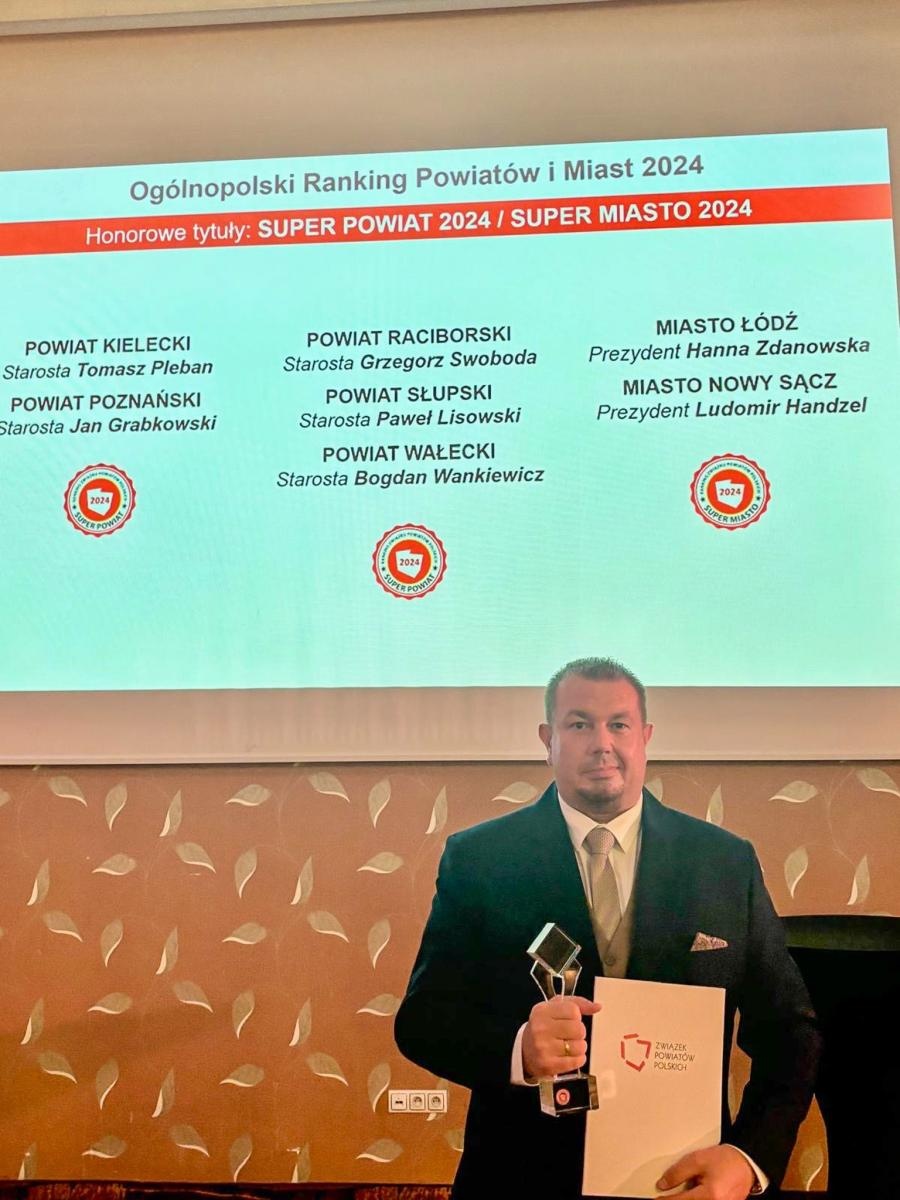 Zdjęcie w galerii na portalu naszraciborz.pl: Powiat Raciborski ze statuetką Super Powiat 2024 wiadomości z regionu