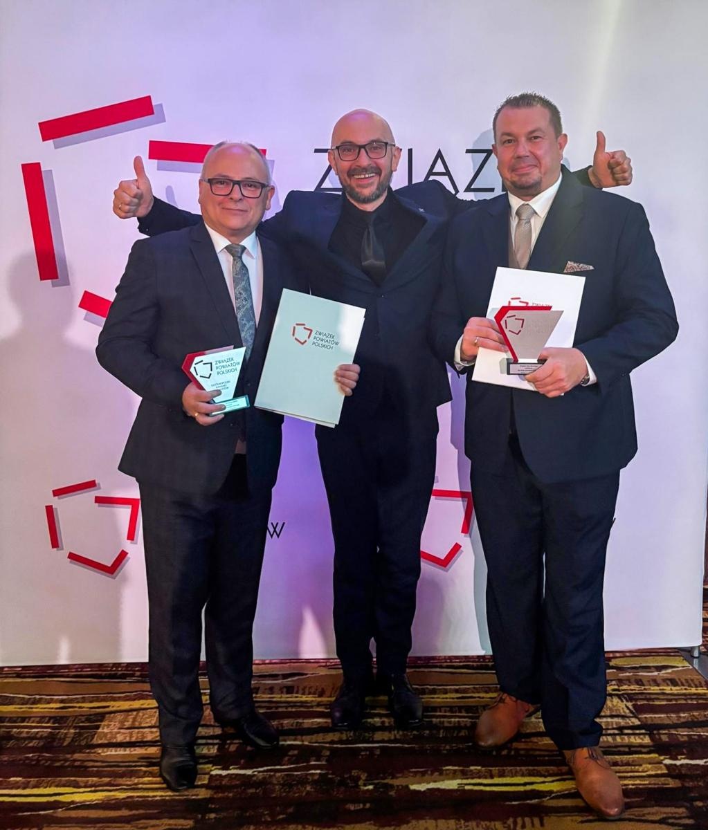 Zdjęcie w galerii na portalu naszraciborz.pl: Powiat Raciborski ze statuetką Super Powiat 2024 wiadomości z regionu