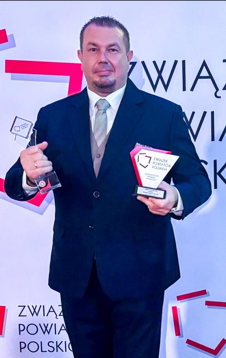 Zdjęcie w galerii na portalu naszraciborz.pl: Powiat Raciborski ze statuetką Super Powiat 2024 wiadomości z regionu