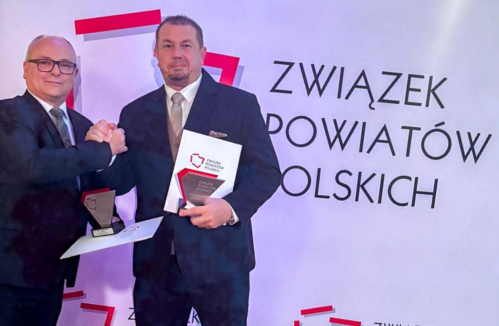 Zdjęcie w galerii na portalu naszraciborz.pl: Powiat Raciborski ze statuetką Super Powiat 2024 wiadomości z regionu