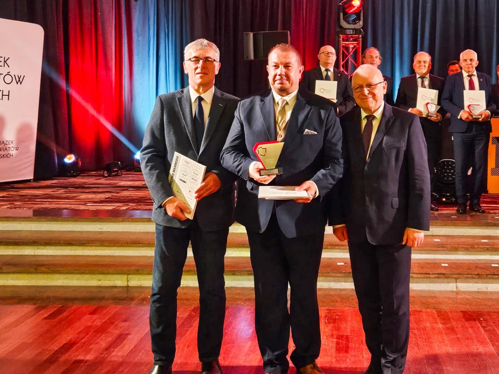 Zdjęcie w galerii na portalu naszraciborz.pl: Powiat Raciborski ze statuetką Super Powiat 2024 wiadomości z regionu