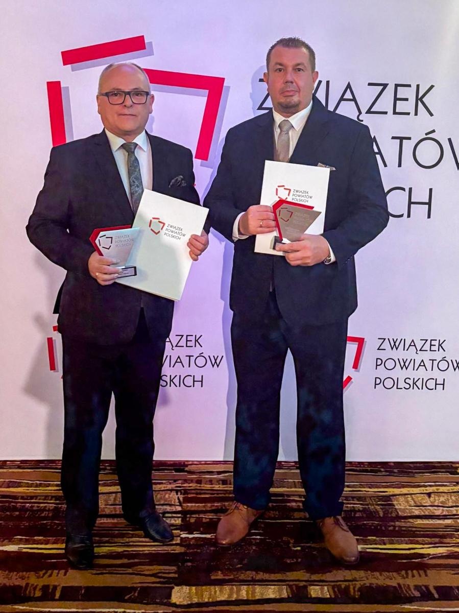 Zdjęcie w galerii na portalu naszraciborz.pl: Powiat Raciborski ze statuetką Super Powiat 2024 wiadomości z regionu