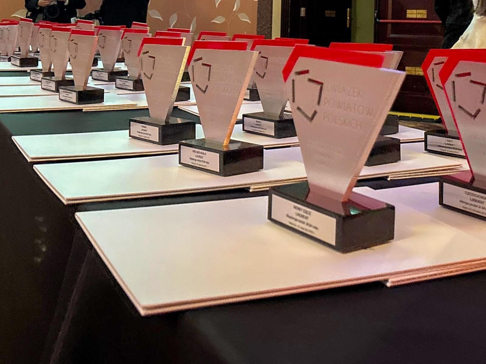 Zdjęcie w galerii na portalu naszraciborz.pl: Powiat Raciborski ze statuetką Super Powiat 2024 wiadomości z regionu