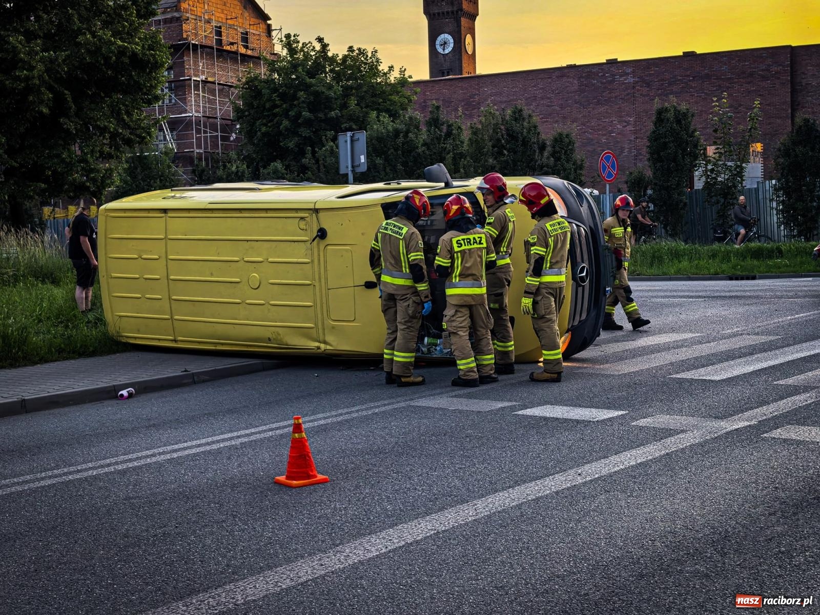 Zdjęcie w galerii na portalu naszraciborz.pl: Kolizja przy raciborskim więzieniu. Zderzenie dostawczego mercedesa z kią wiadomości z regionu