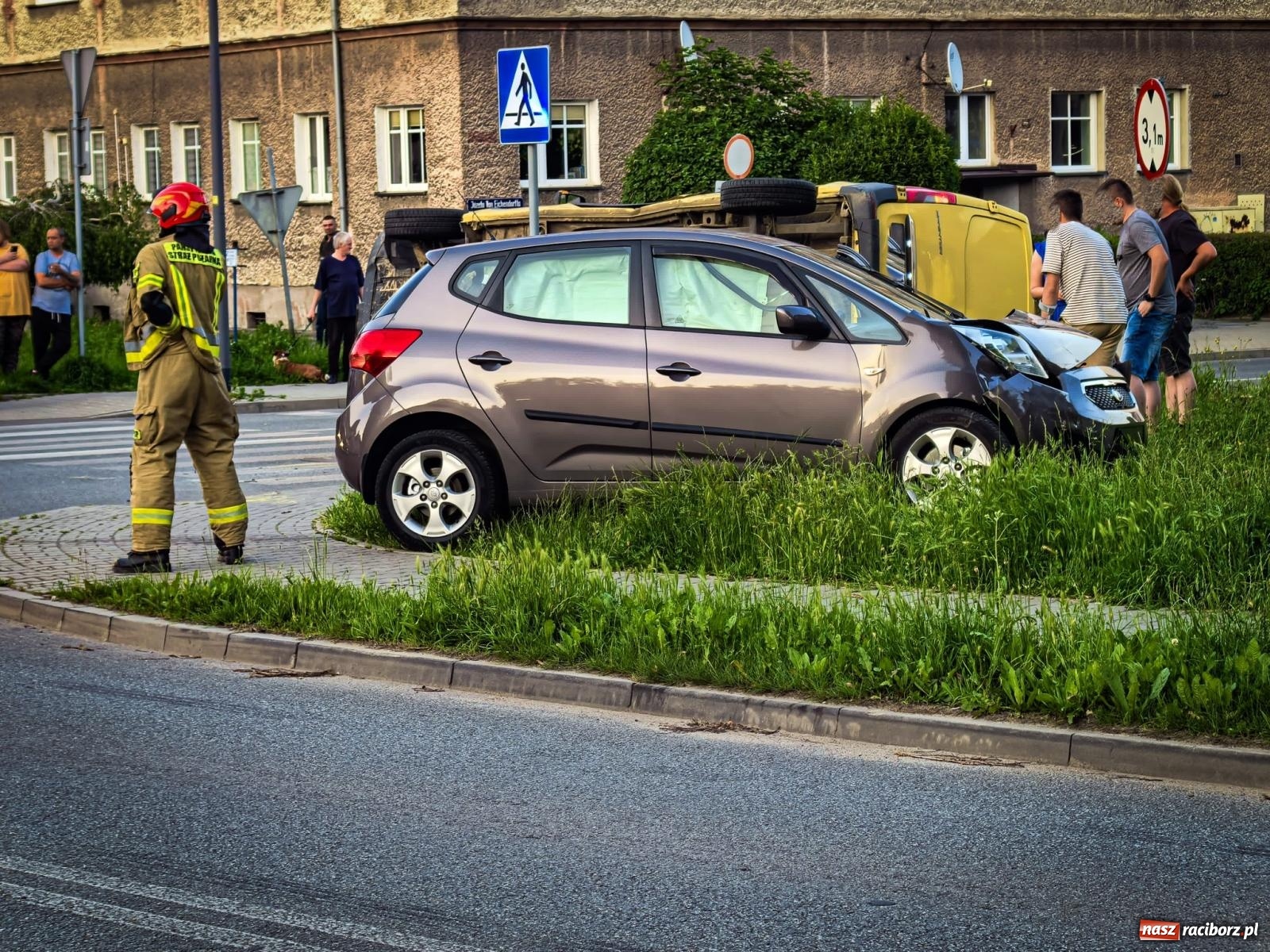 Zdjęcie w galerii na portalu naszraciborz.pl: Kolizja przy raciborskim więzieniu. Zderzenie dostawczego mercedesa z kią wiadomości z regionu