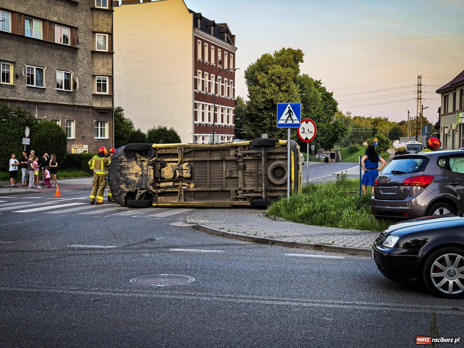 Zdjęcie w galerii na portalu naszraciborz.pl: Kolizja przy raciborskim więzieniu. Zderzenie dostawczego mercedesa z kią wiadomości z regionu