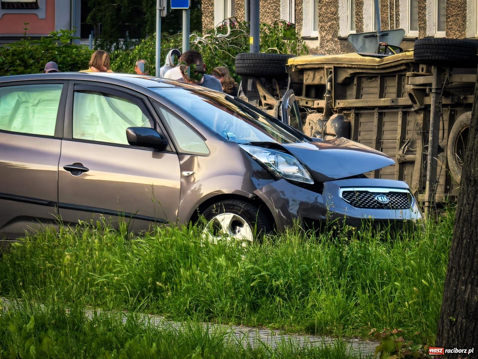 Zdjęcie w galerii na portalu naszraciborz.pl: Kolizja przy raciborskim więzieniu. Zderzenie dostawczego mercedesa z kią wiadomości z regionu
