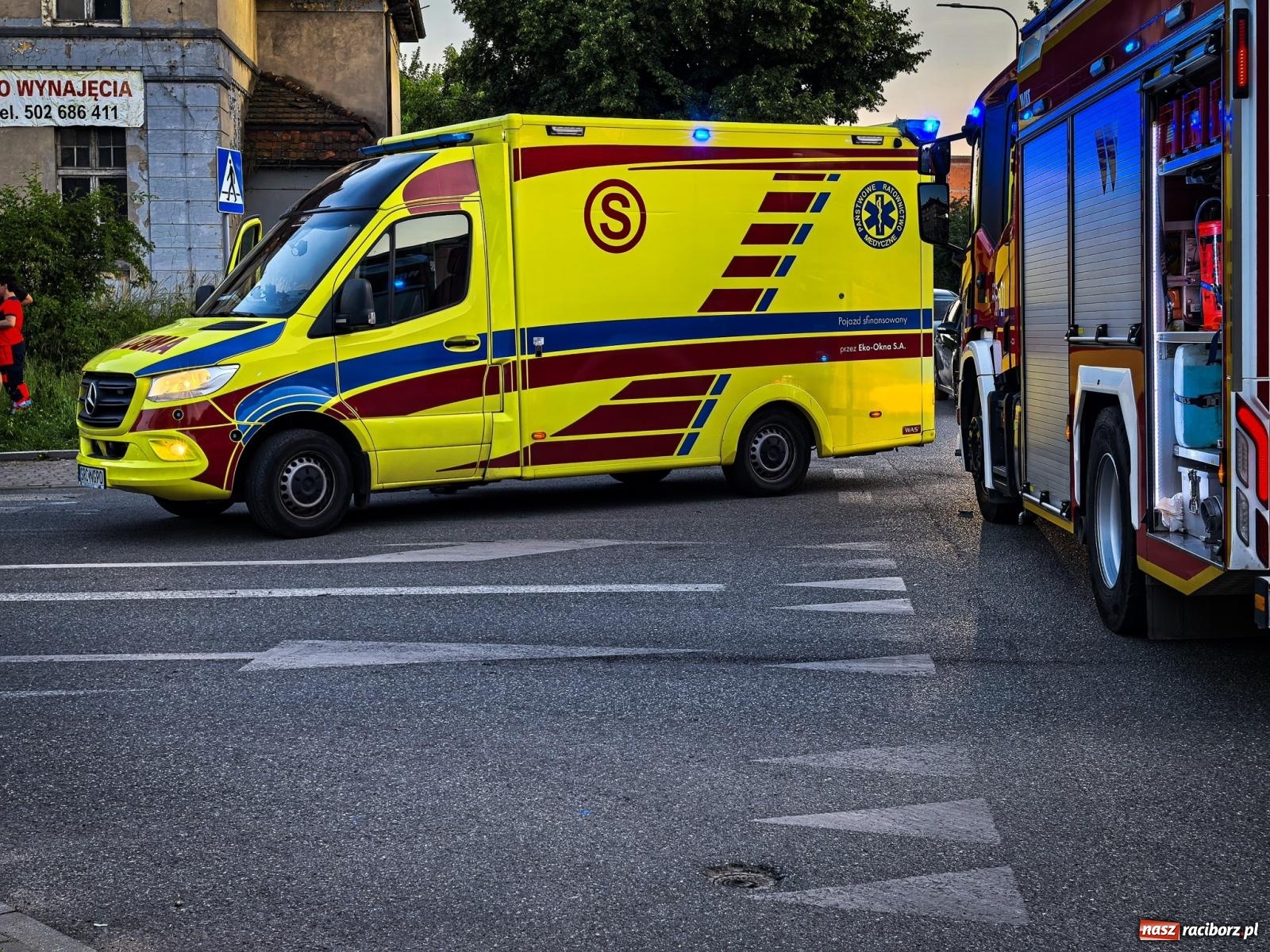 Zdjęcie w galerii na portalu naszraciborz.pl: Kolizja przy raciborskim więzieniu. Zderzenie dostawczego mercedesa z kią wiadomości z regionu