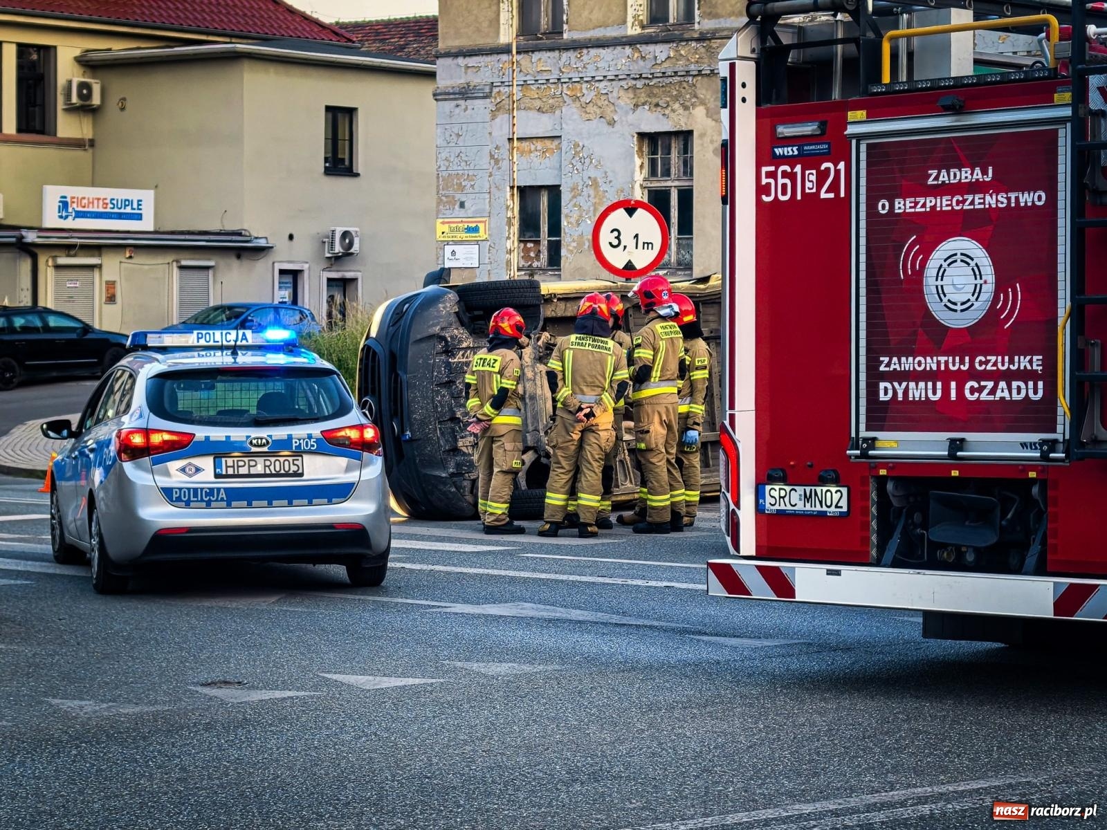Zdjęcie w galerii na portalu naszraciborz.pl: Kolizja przy raciborskim więzieniu. Zderzenie dostawczego mercedesa z kią wiadomości z regionu