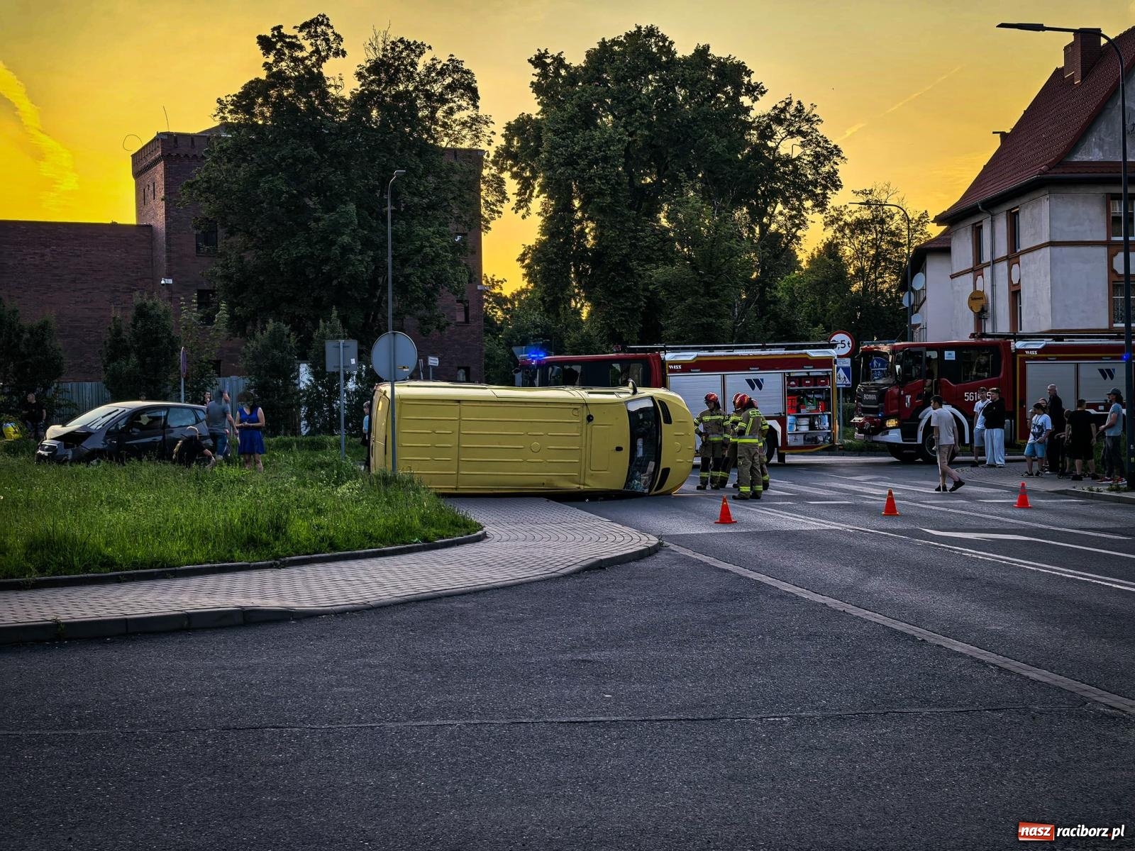 Zdjęcie w galerii na portalu naszraciborz.pl: Kolizja przy raciborskim więzieniu. Zderzenie dostawczego mercedesa z kią wiadomości z regionu