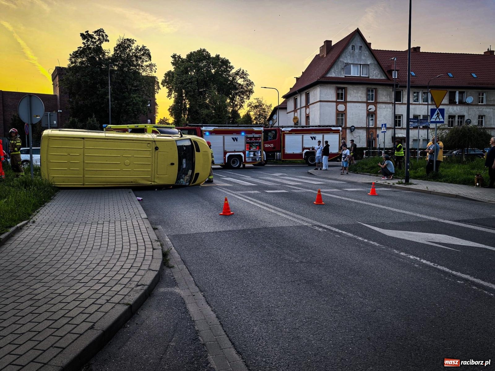 Zdjęcie w galerii na portalu naszraciborz.pl: Kolizja przy raciborskim więzieniu. Zderzenie dostawczego mercedesa z kią wiadomości z regionu