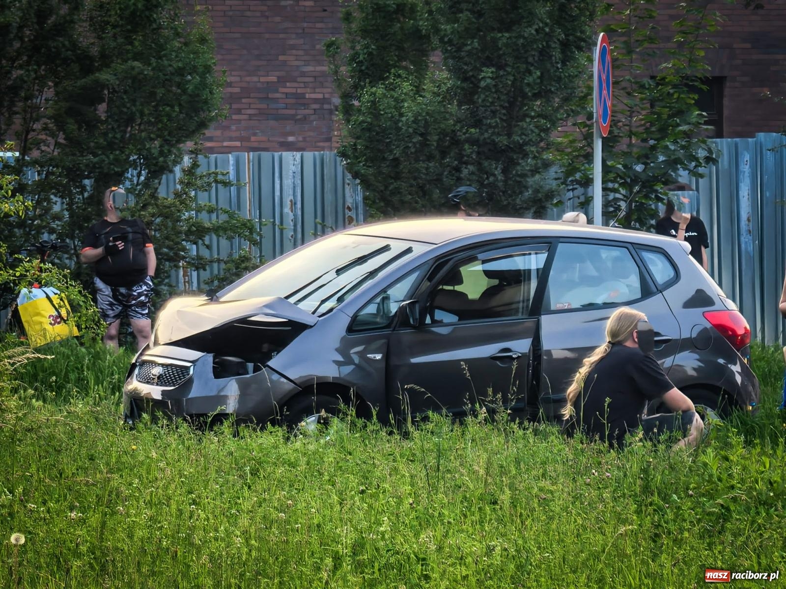 Zdjęcie w galerii na portalu naszraciborz.pl: Kolizja przy raciborskim więzieniu. Zderzenie dostawczego mercedesa z kią wiadomości z regionu