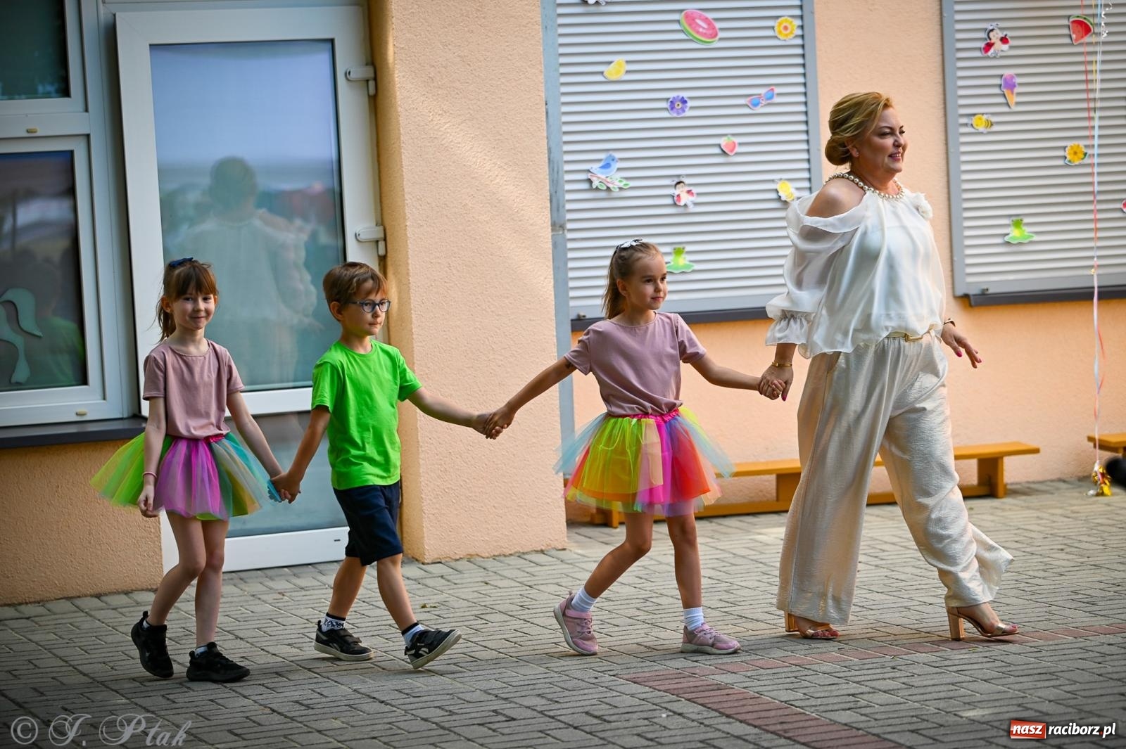 Zdjęcie w galerii na portalu naszraciborz.pl: Rodzinny festyn z międzynarodowym przesłaniem w P23 wiadomości z regionu