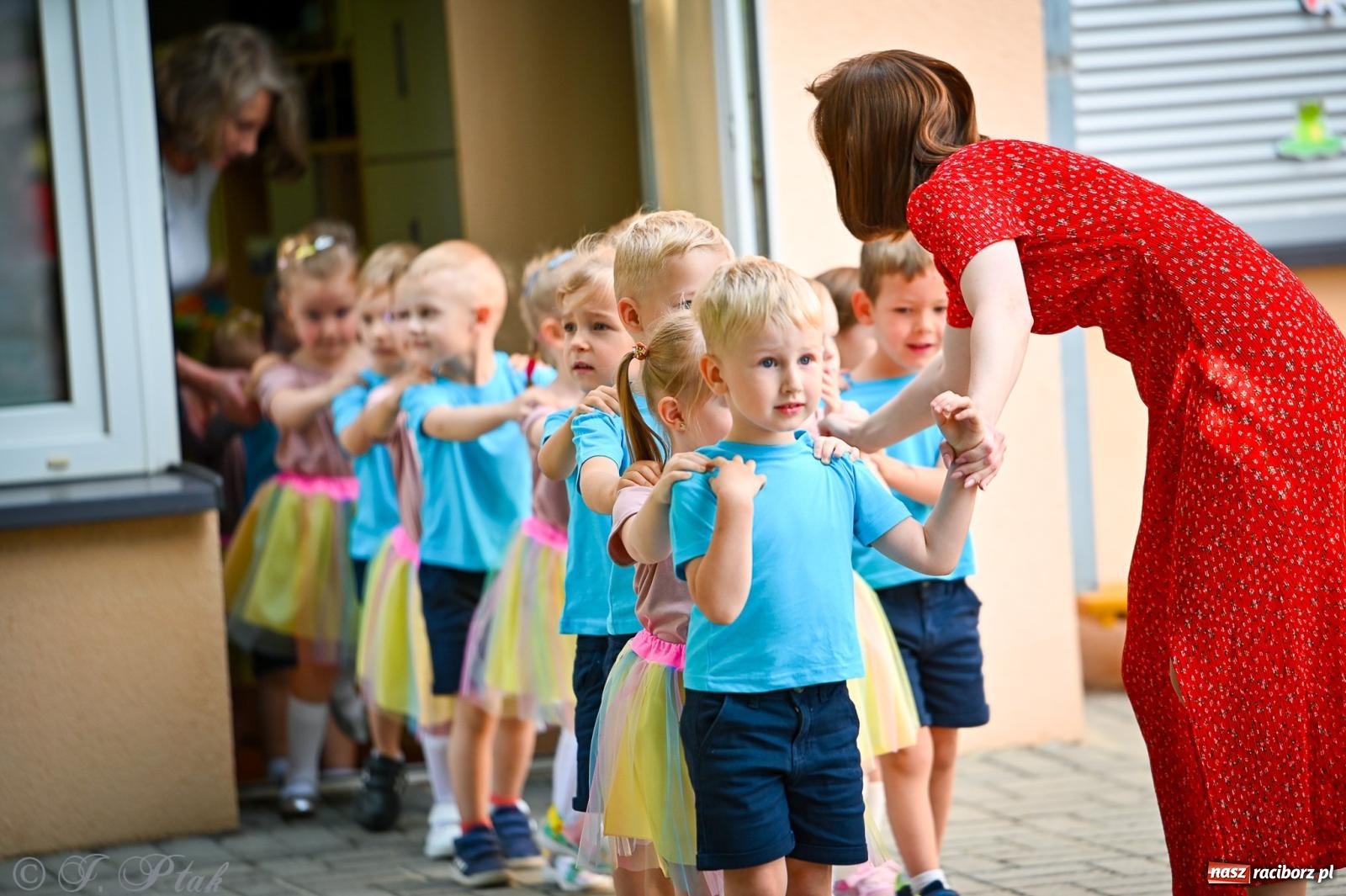 Zdjęcie w galerii na portalu naszraciborz.pl: Rodzinny festyn z międzynarodowym przesłaniem w P23 wiadomości z regionu