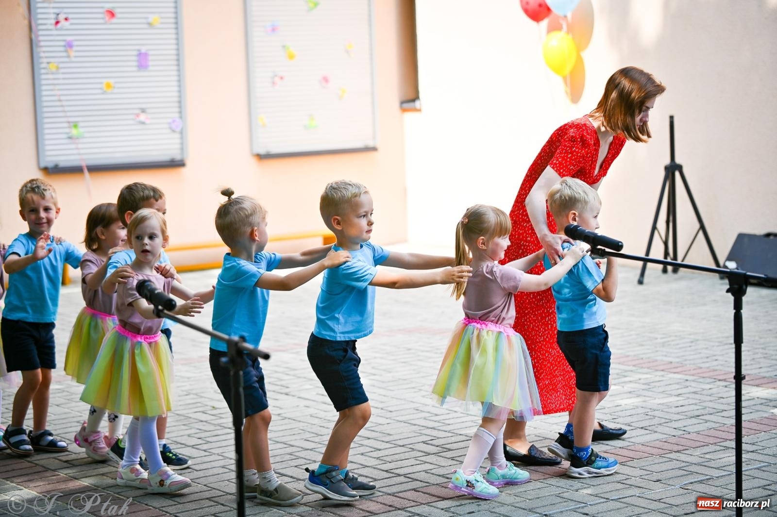 Zdjęcie w galerii na portalu naszraciborz.pl: Rodzinny festyn z międzynarodowym przesłaniem w P23 wiadomości z regionu