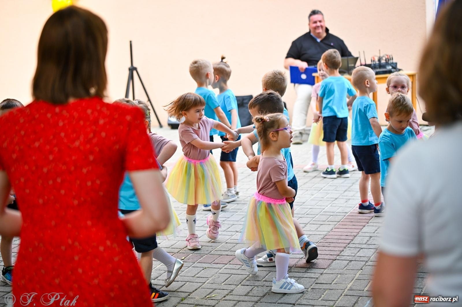 Zdjęcie w galerii na portalu naszraciborz.pl: Rodzinny festyn z międzynarodowym przesłaniem w P23 wiadomości z regionu