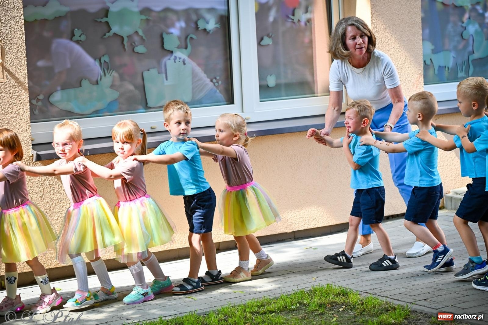 Zdjęcie w galerii na portalu naszraciborz.pl: Rodzinny festyn z międzynarodowym przesłaniem w P23 wiadomości z regionu