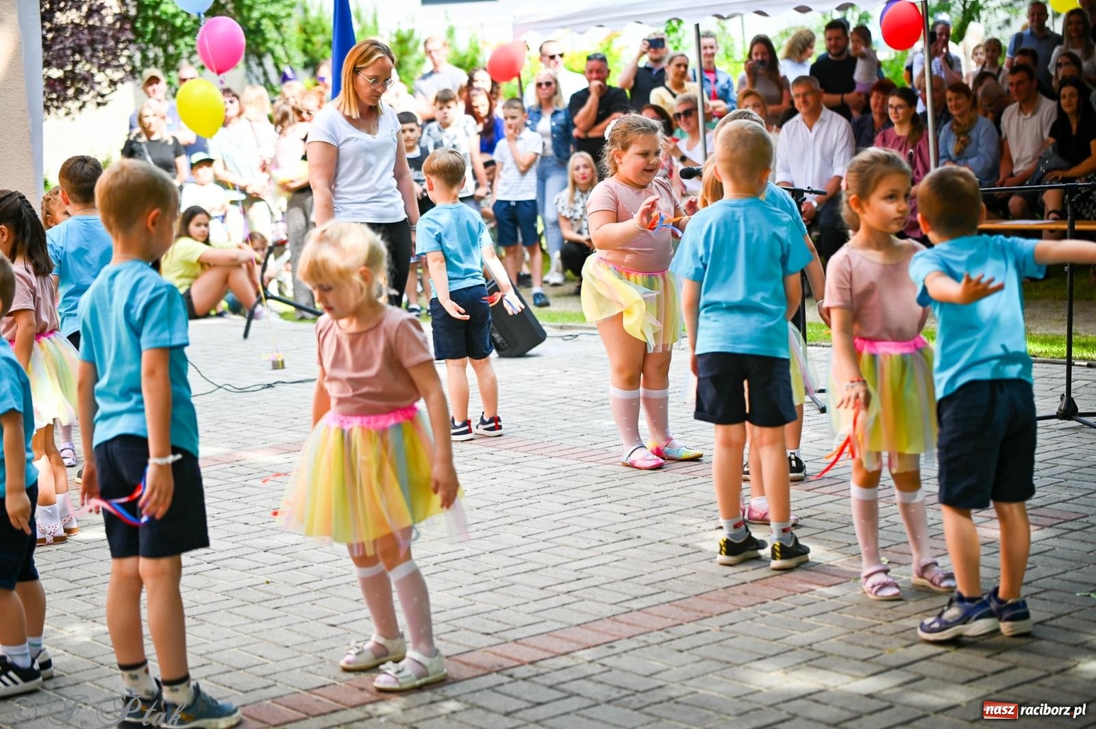Zdjęcie w galerii na portalu naszraciborz.pl: Rodzinny festyn z międzynarodowym przesłaniem w P23 wiadomości z regionu