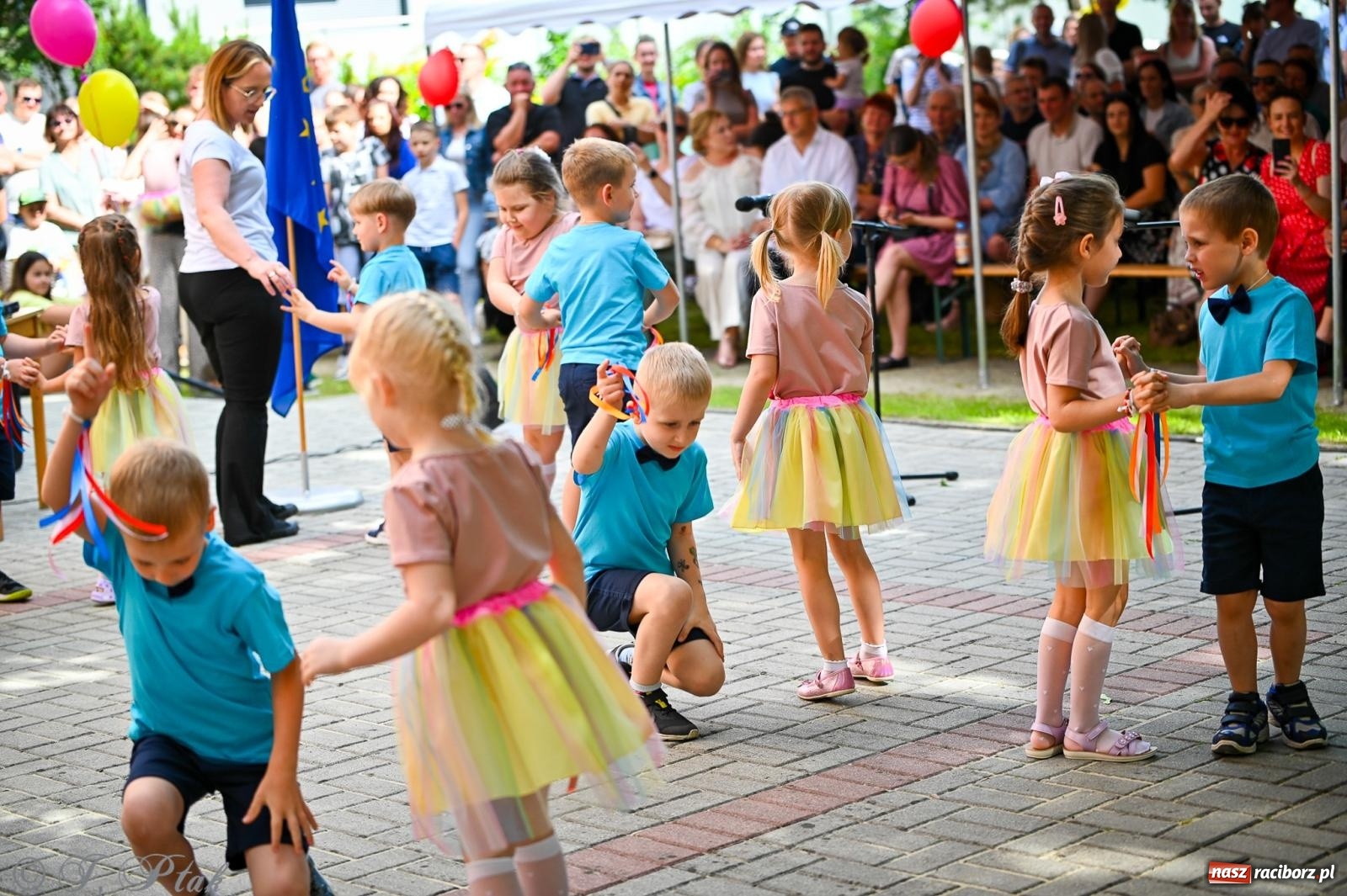 Zdjęcie w galerii na portalu naszraciborz.pl: Rodzinny festyn z międzynarodowym przesłaniem w P23 wiadomości z regionu