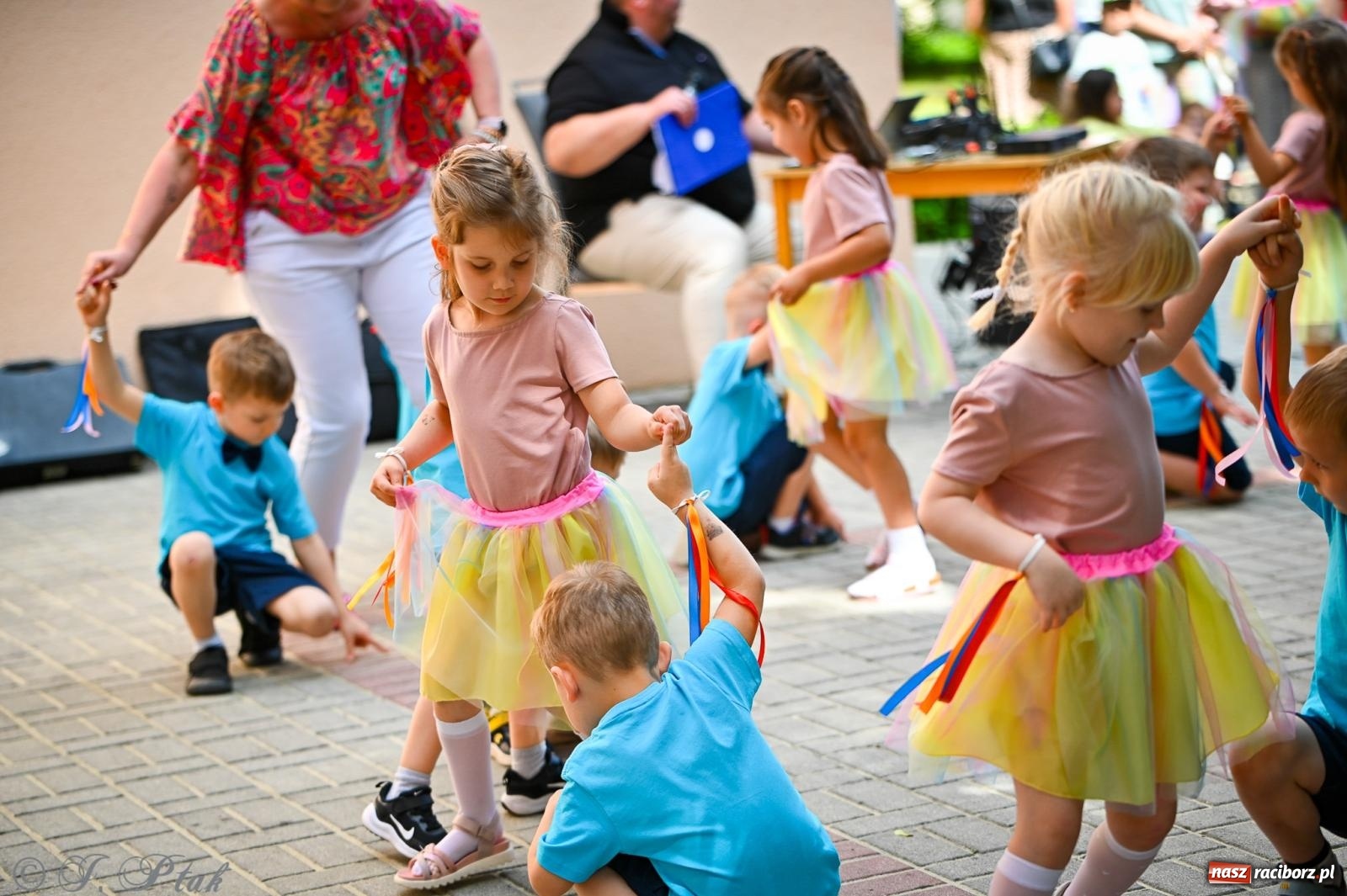 Zdjęcie w galerii na portalu naszraciborz.pl: Rodzinny festyn z międzynarodowym przesłaniem w P23 wiadomości z regionu