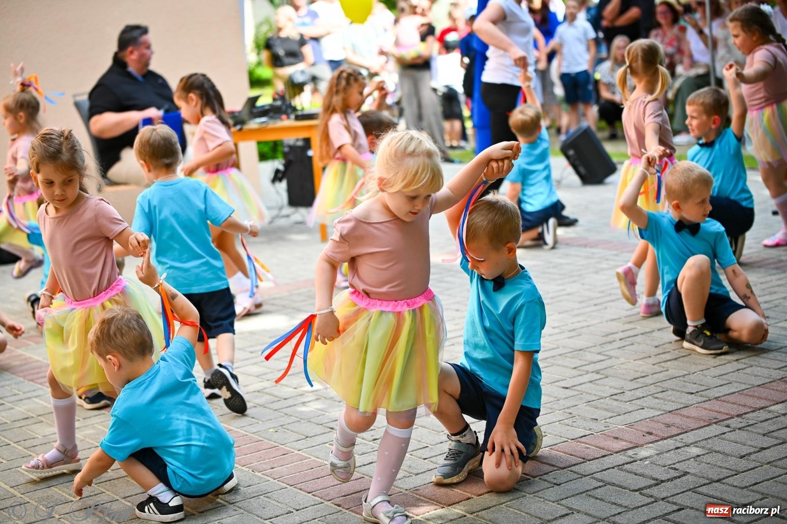 Zdjęcie w galerii na portalu naszraciborz.pl: Rodzinny festyn z międzynarodowym przesłaniem w P23 wiadomości z regionu
