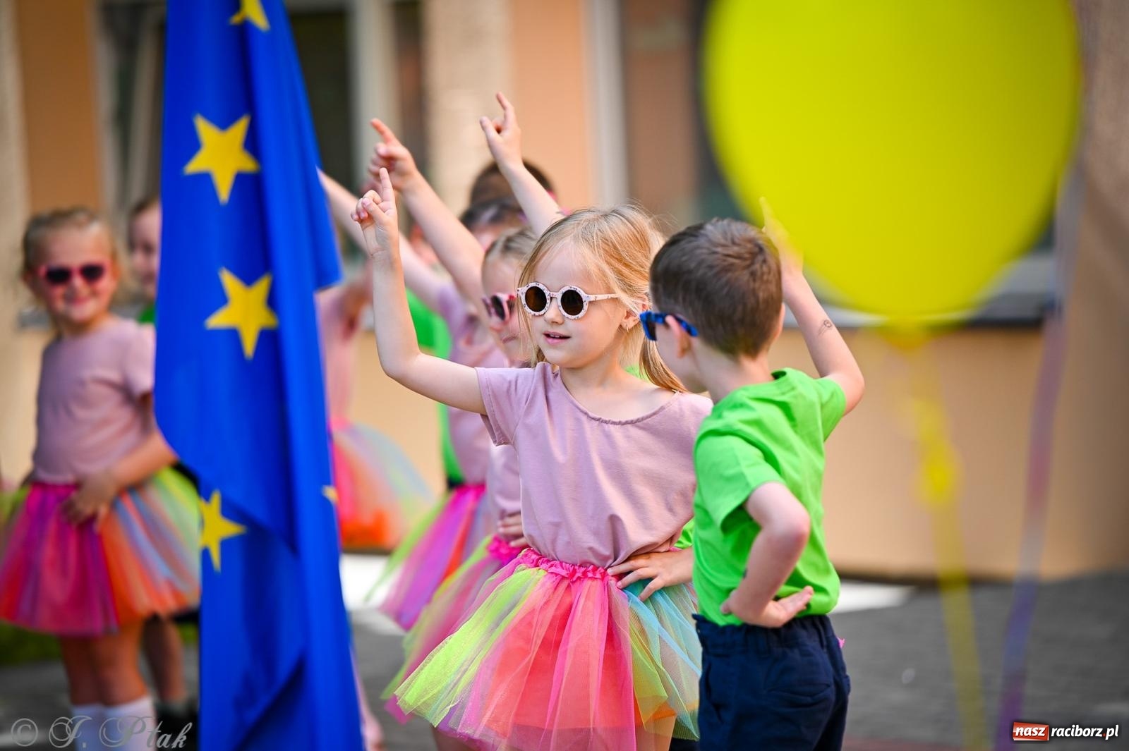 Zdjęcie w galerii na portalu naszraciborz.pl: Rodzinny festyn z międzynarodowym przesłaniem w P23 wiadomości z regionu