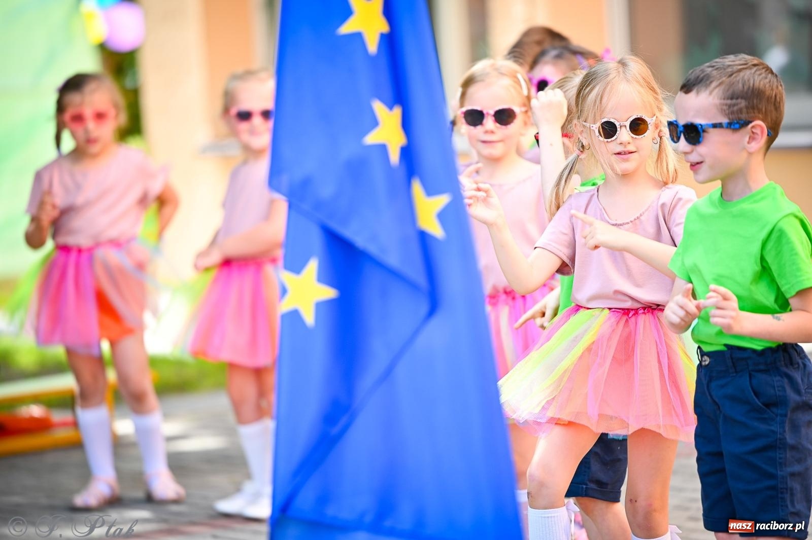 Zdjęcie w galerii na portalu naszraciborz.pl: Rodzinny festyn z międzynarodowym przesłaniem w P23 wiadomości z regionu