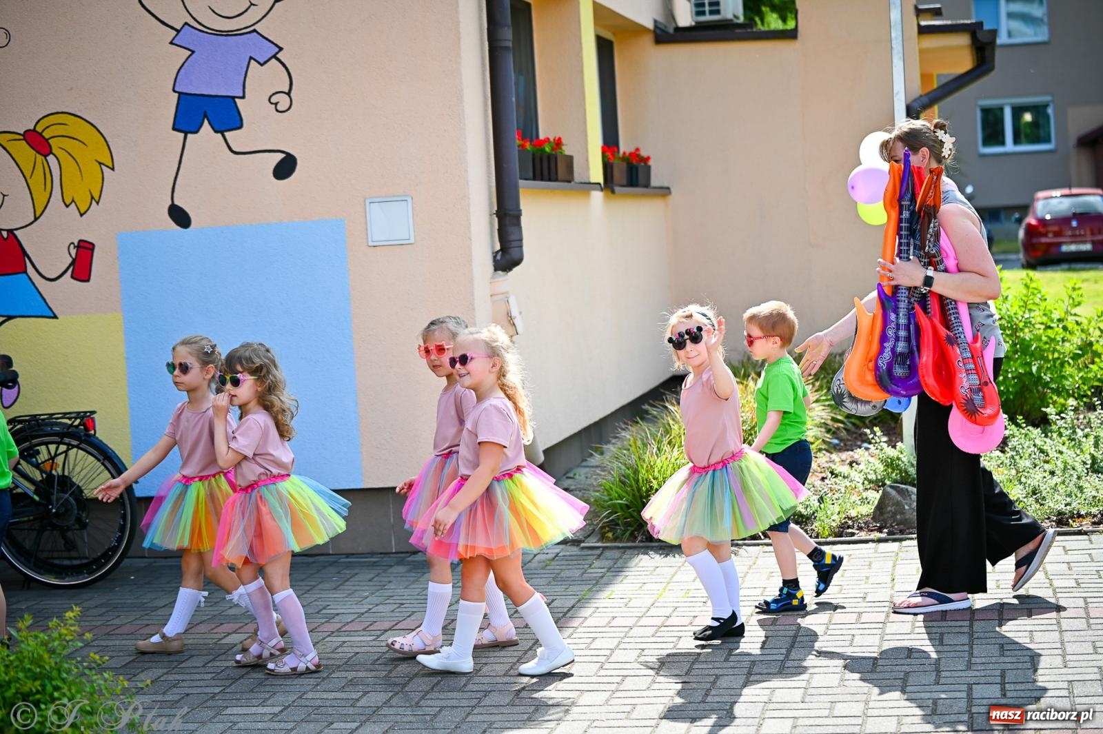 Zdjęcie w galerii na portalu naszraciborz.pl: Rodzinny festyn z międzynarodowym przesłaniem w P23 wiadomości z regionu