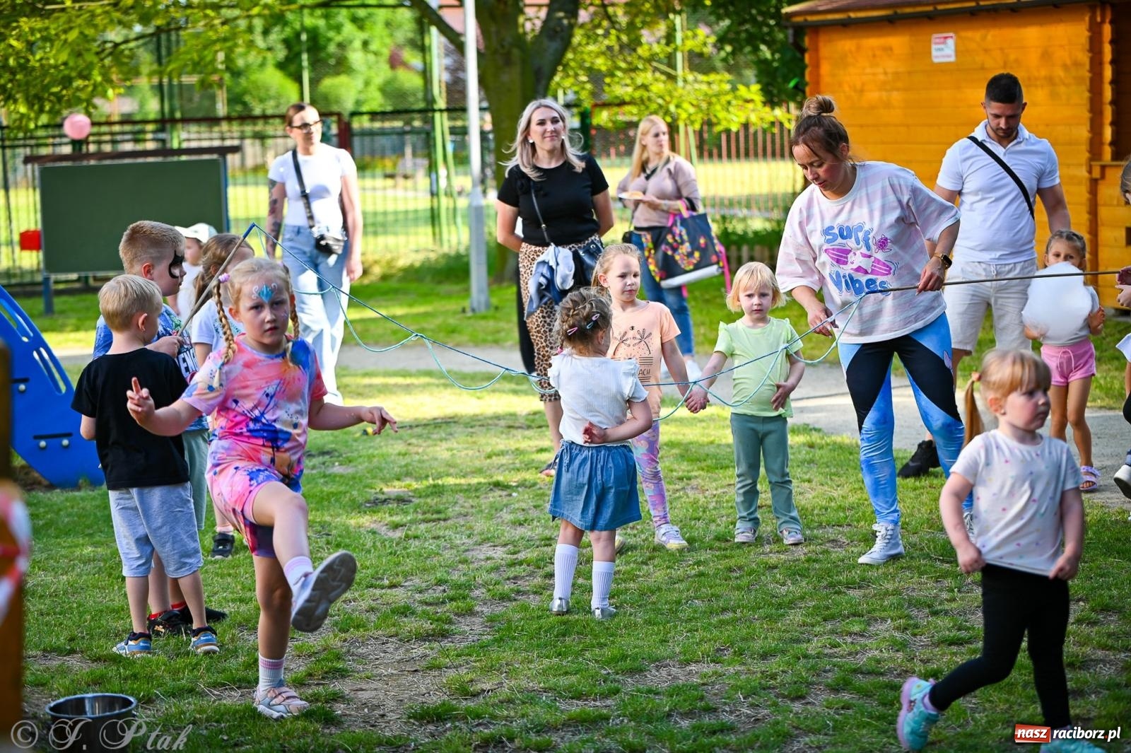 Zdjęcie w galerii na portalu naszraciborz.pl: Rodzinny festyn z międzynarodowym przesłaniem w P23 wiadomości z regionu