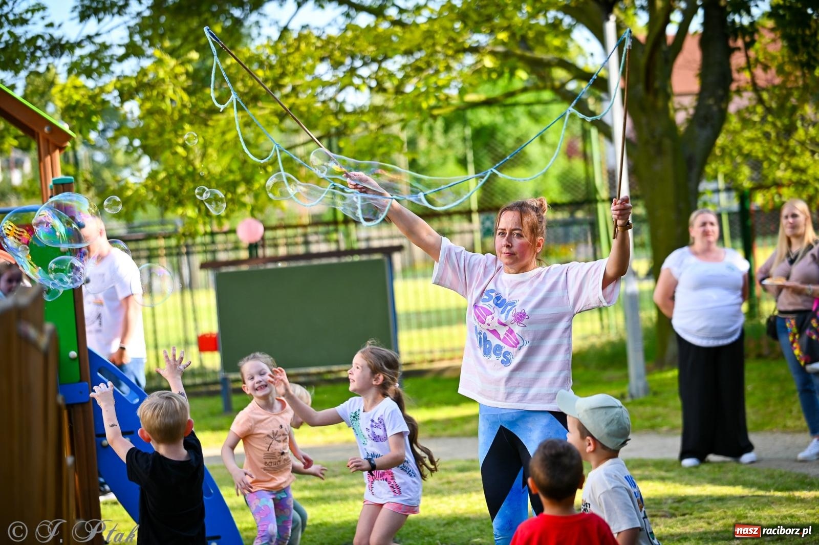 Zdjęcie w galerii na portalu naszraciborz.pl: Rodzinny festyn z międzynarodowym przesłaniem w P23 wiadomości z regionu