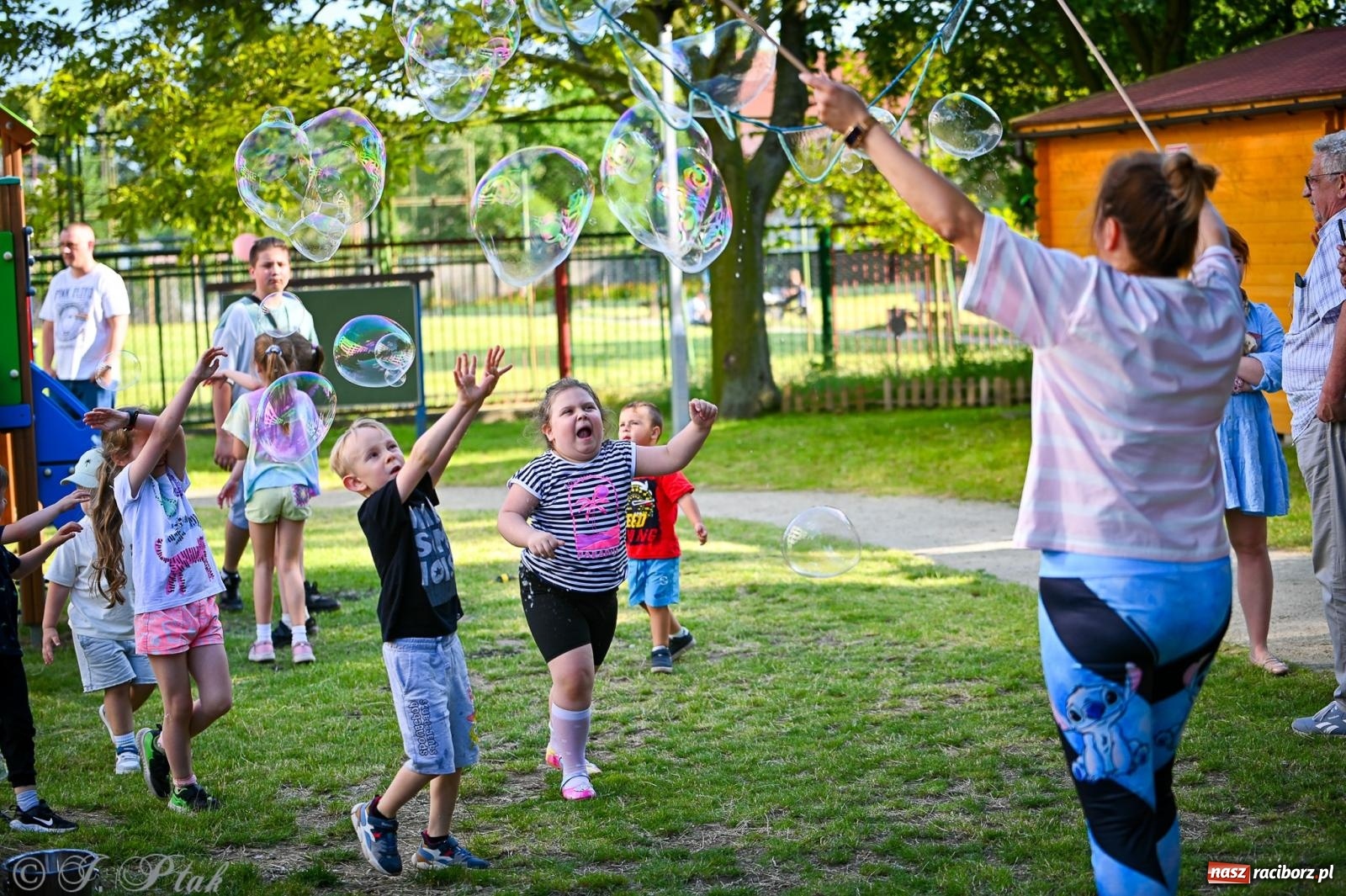 Zdjęcie w galerii na portalu naszraciborz.pl: Rodzinny festyn z międzynarodowym przesłaniem w P23 wiadomości z regionu