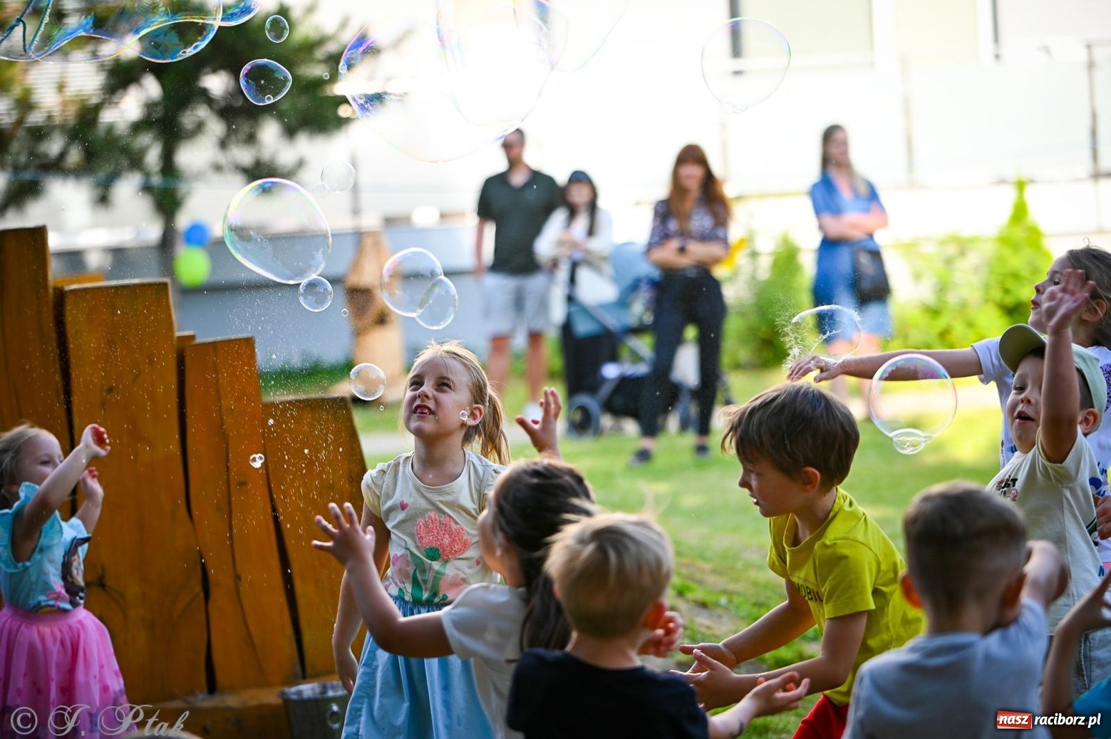 Zdjęcie w galerii na portalu naszraciborz.pl: Rodzinny festyn z międzynarodowym przesłaniem w P23 wiadomości z regionu
