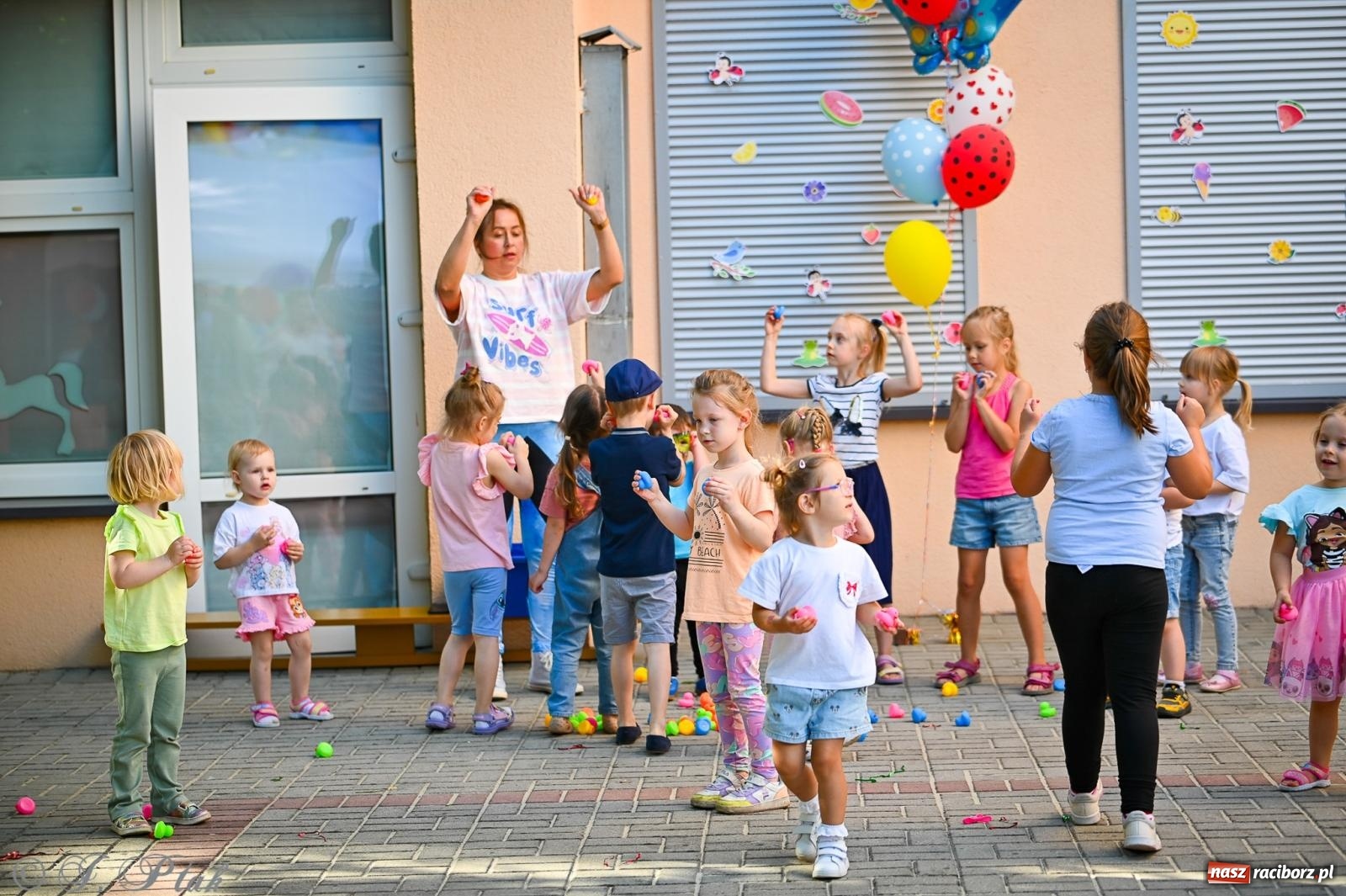 Zdjęcie w galerii na portalu naszraciborz.pl: Rodzinny festyn z międzynarodowym przesłaniem w P23 wiadomości z regionu