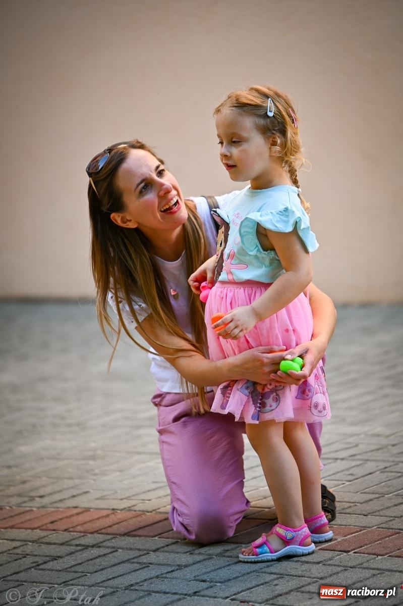 Zdjęcie w galerii na portalu naszraciborz.pl: Rodzinny festyn z międzynarodowym przesłaniem w P23 wiadomości z regionu