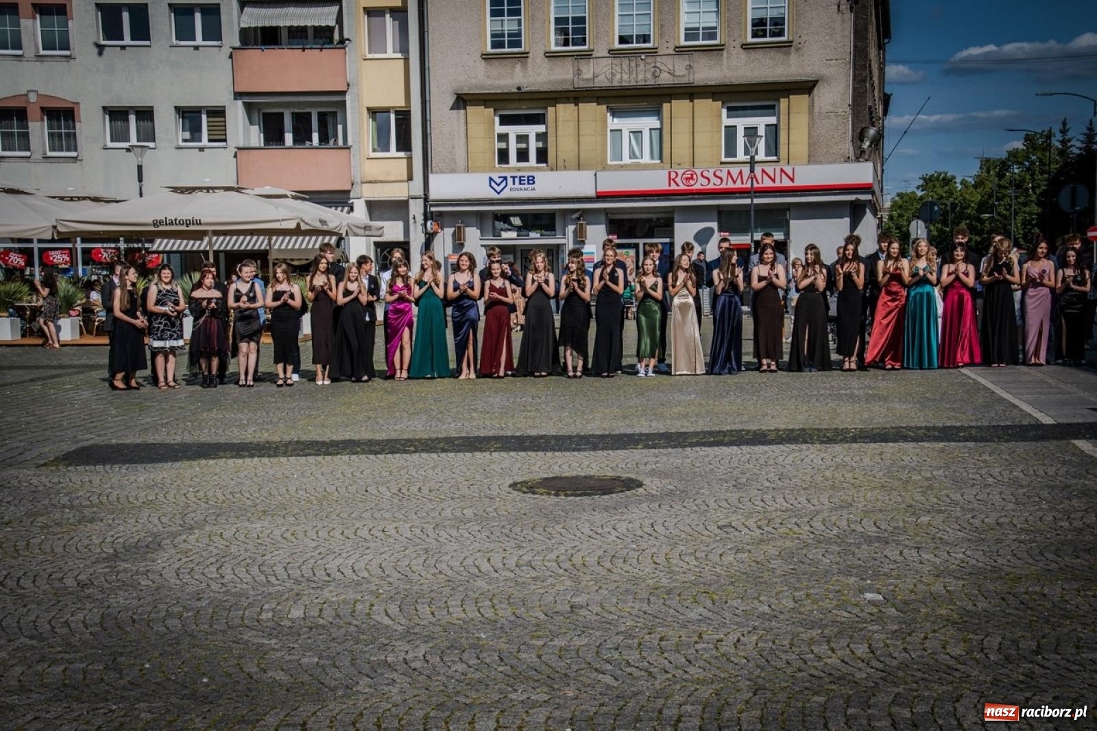 Zdjęcie w galerii na portalu naszraciborz.pl: Polonez ósmoklasistów SP 15 na raciborskim rynku wiadomości z regionu