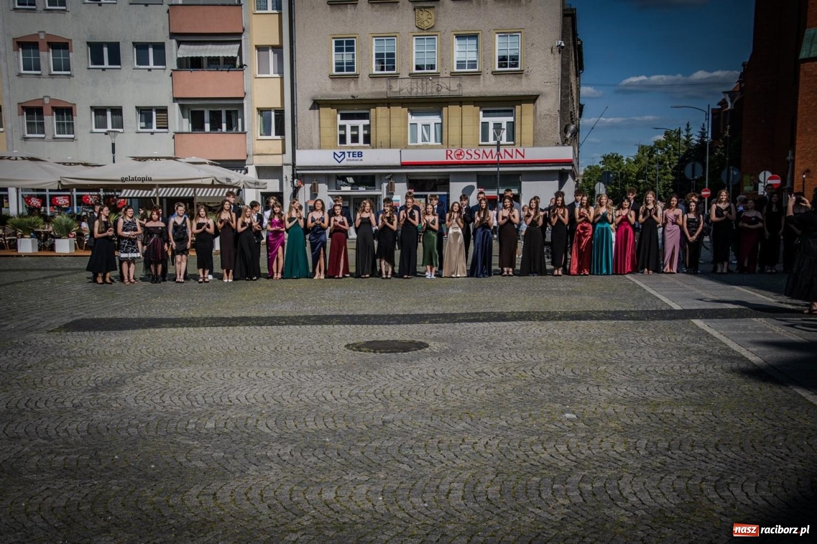 Zdjęcie w galerii na portalu naszraciborz.pl: Polonez ósmoklasistów SP 15 na raciborskim rynku wiadomości z regionu
