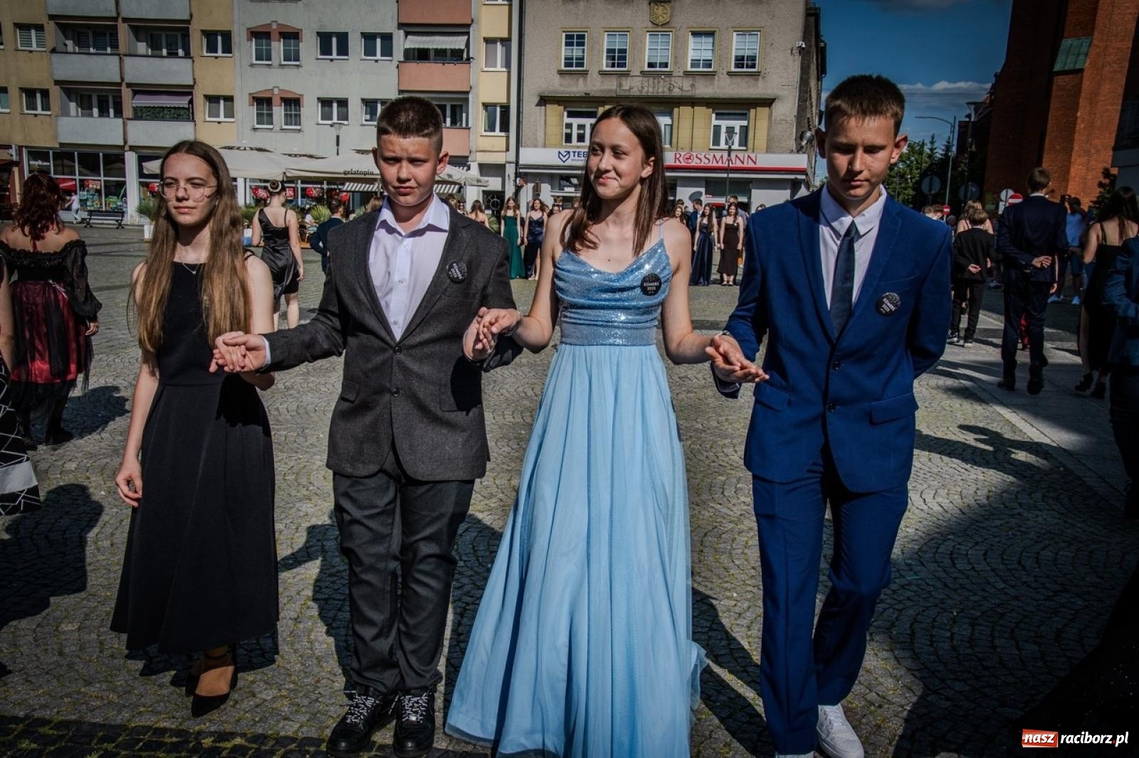 Zdjęcie w galerii na portalu naszraciborz.pl: Polonez ósmoklasistów SP 15 na raciborskim rynku wiadomości z regionu