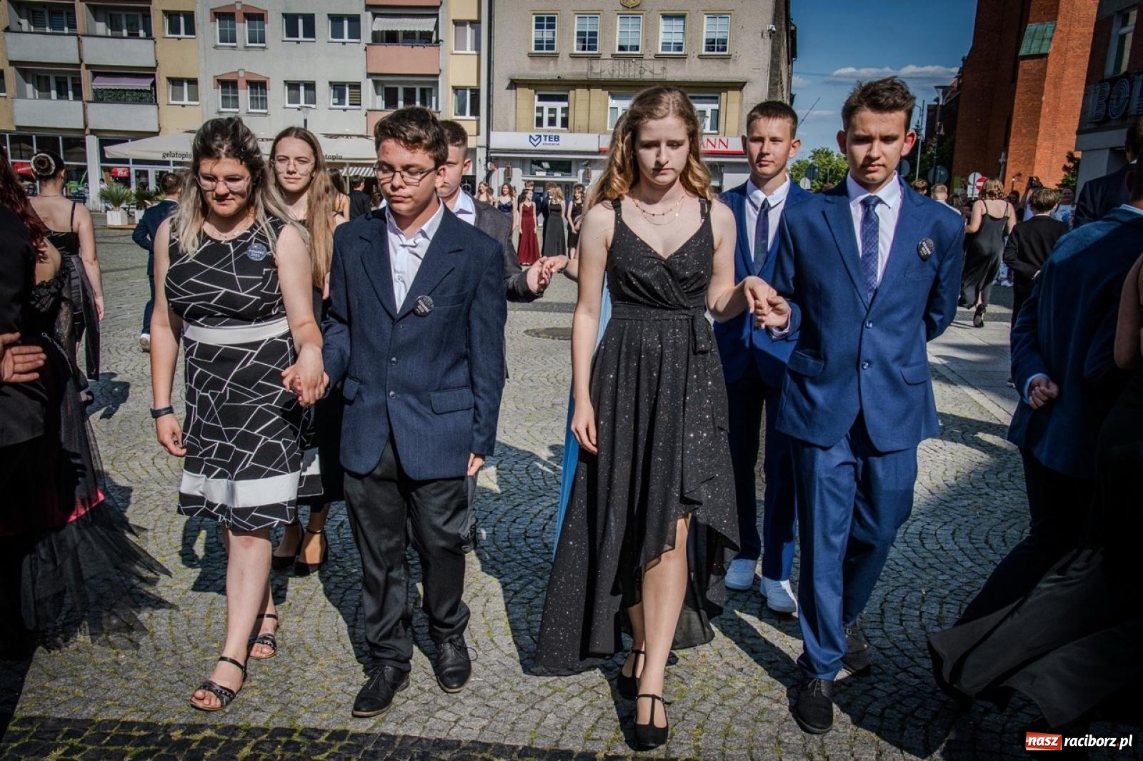 Zdjęcie w galerii na portalu naszraciborz.pl: Polonez ósmoklasistów SP 15 na raciborskim rynku wiadomości z regionu