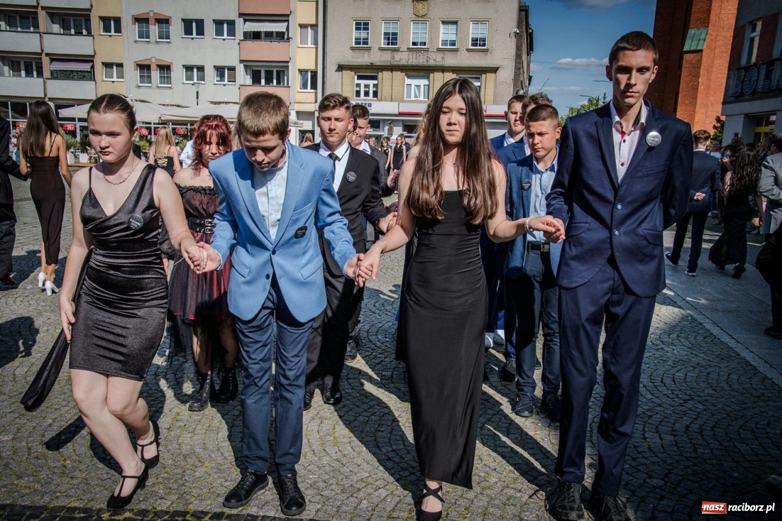 Zdjęcie w galerii na portalu naszraciborz.pl: Polonez ósmoklasistów SP 15 na raciborskim rynku wiadomości z regionu