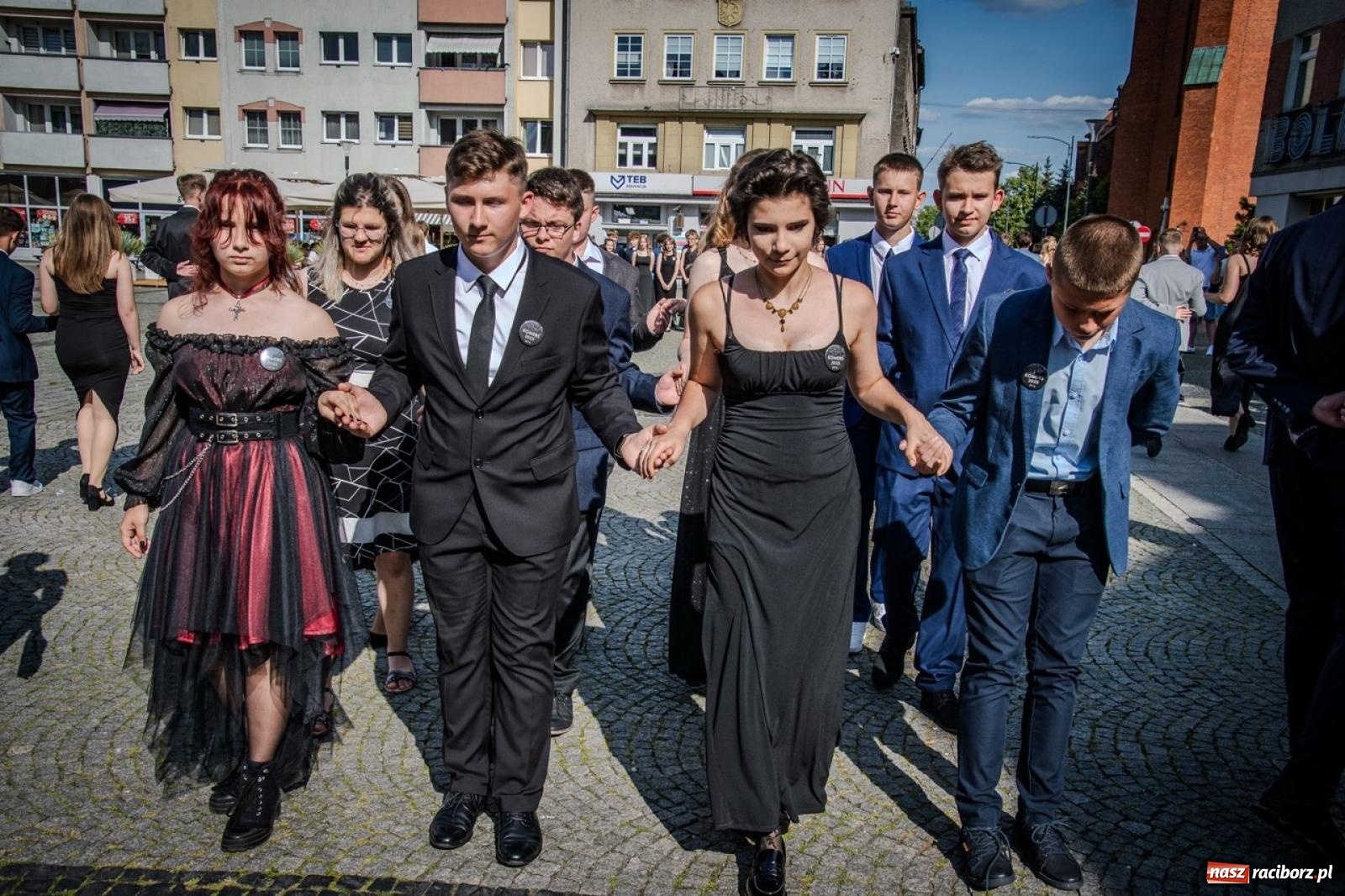 Zdjęcie w galerii na portalu naszraciborz.pl: Polonez ósmoklasistów SP 15 na raciborskim rynku wiadomości z regionu