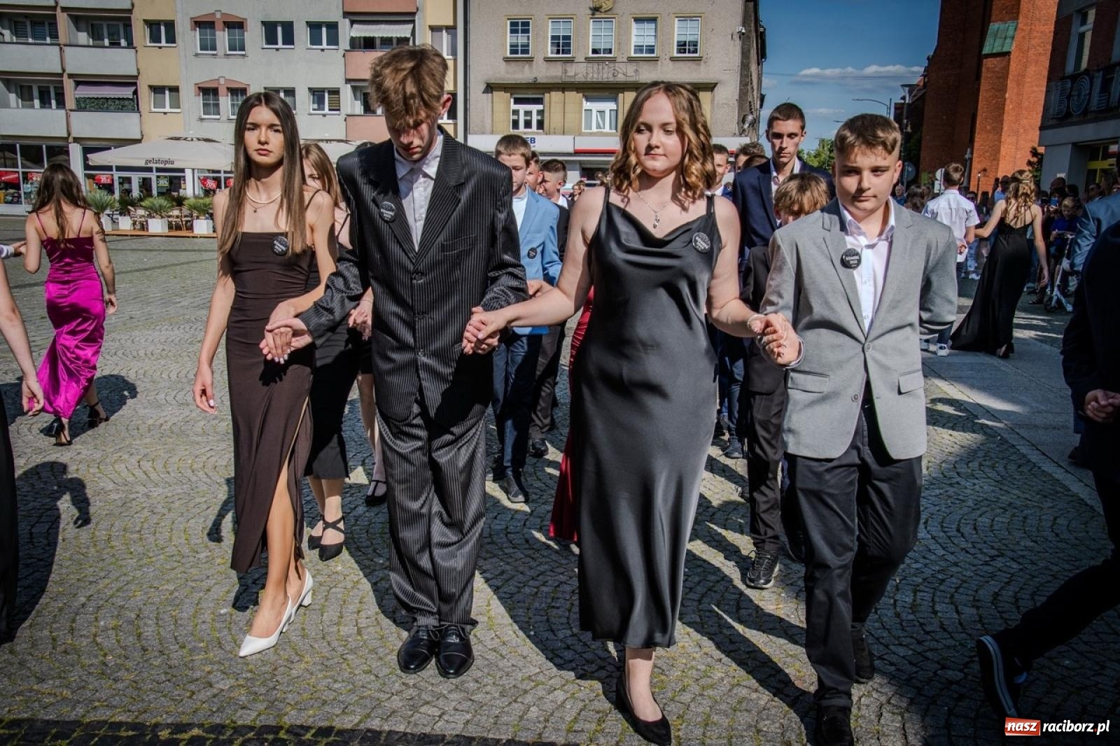 Zdjęcie w galerii na portalu naszraciborz.pl: Polonez ósmoklasistów SP 15 na raciborskim rynku wiadomości z regionu