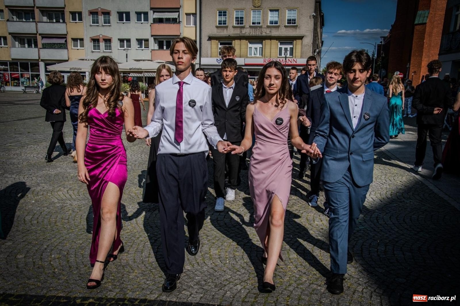 Zdjęcie w galerii na portalu naszraciborz.pl: Polonez ósmoklasistów SP 15 na raciborskim rynku wiadomości z regionu