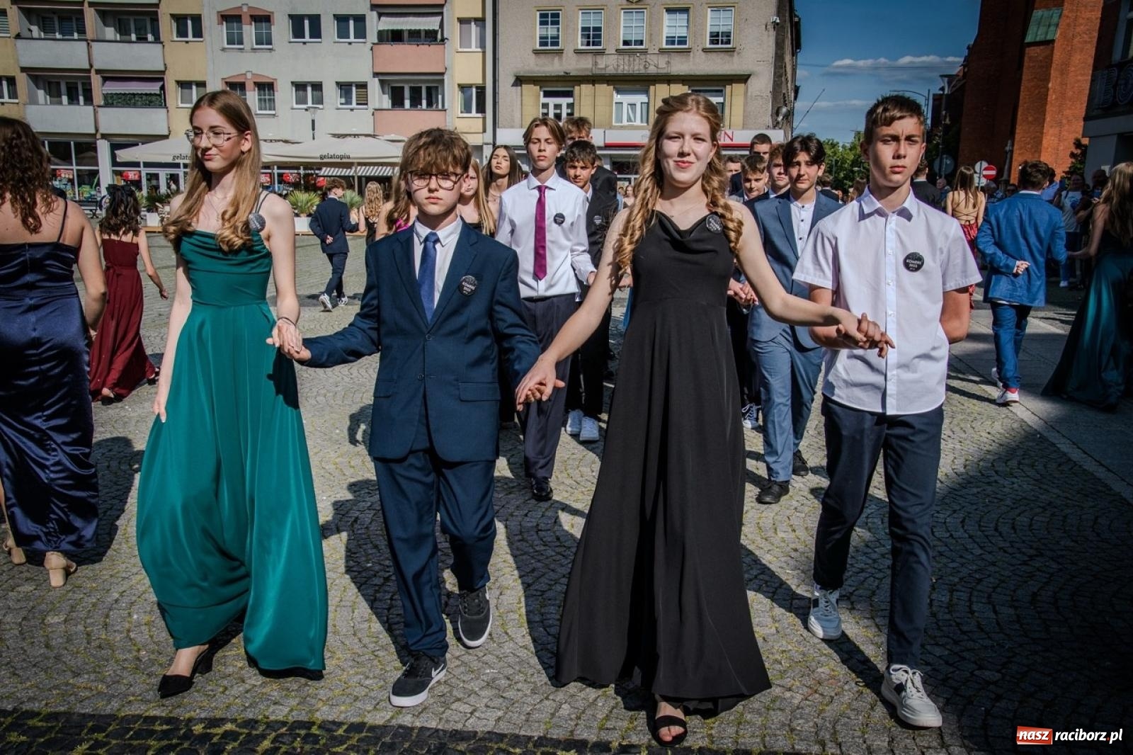 Zdjęcie w galerii na portalu naszraciborz.pl: Polonez ósmoklasistów SP 15 na raciborskim rynku wiadomości z regionu