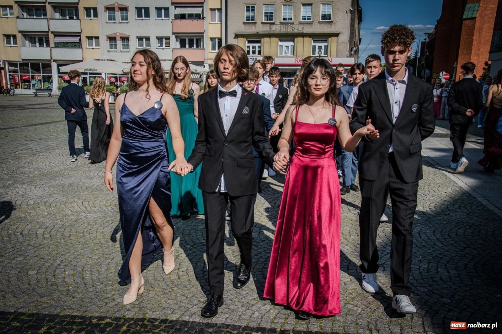 Zdjęcie w galerii na portalu naszraciborz.pl: Polonez ósmoklasistów SP 15 na raciborskim rynku wiadomości z regionu