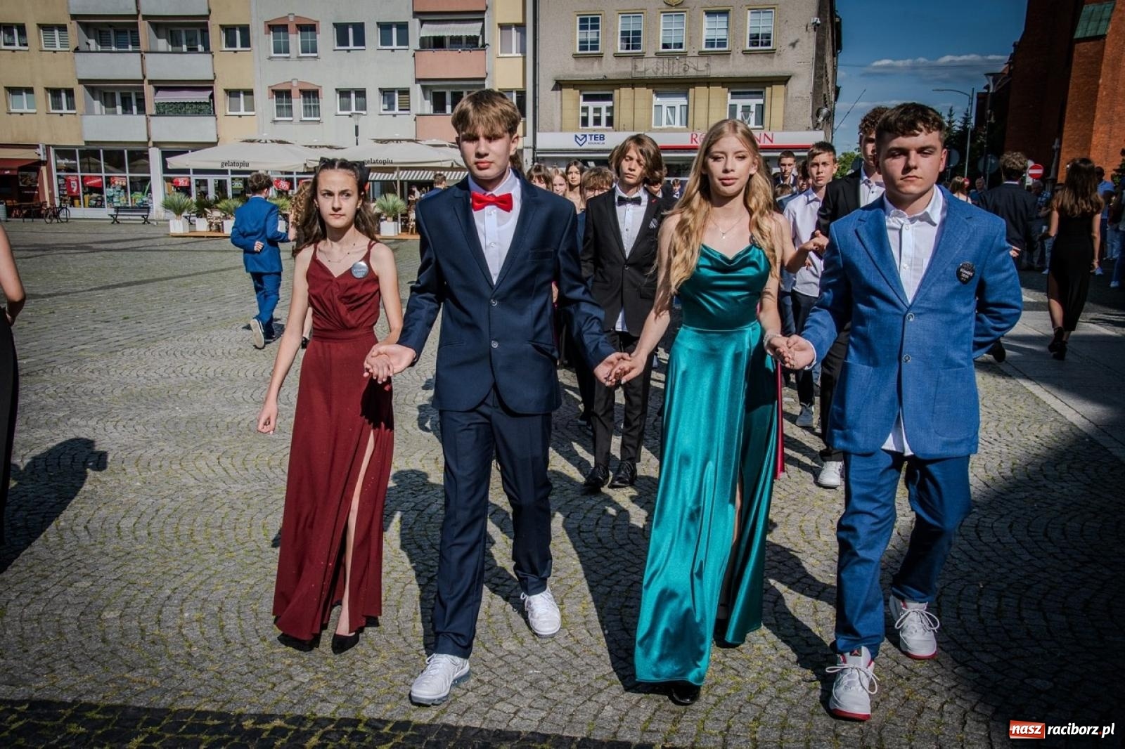 Zdjęcie w galerii na portalu naszraciborz.pl: Polonez ósmoklasistów SP 15 na raciborskim rynku wiadomości z regionu