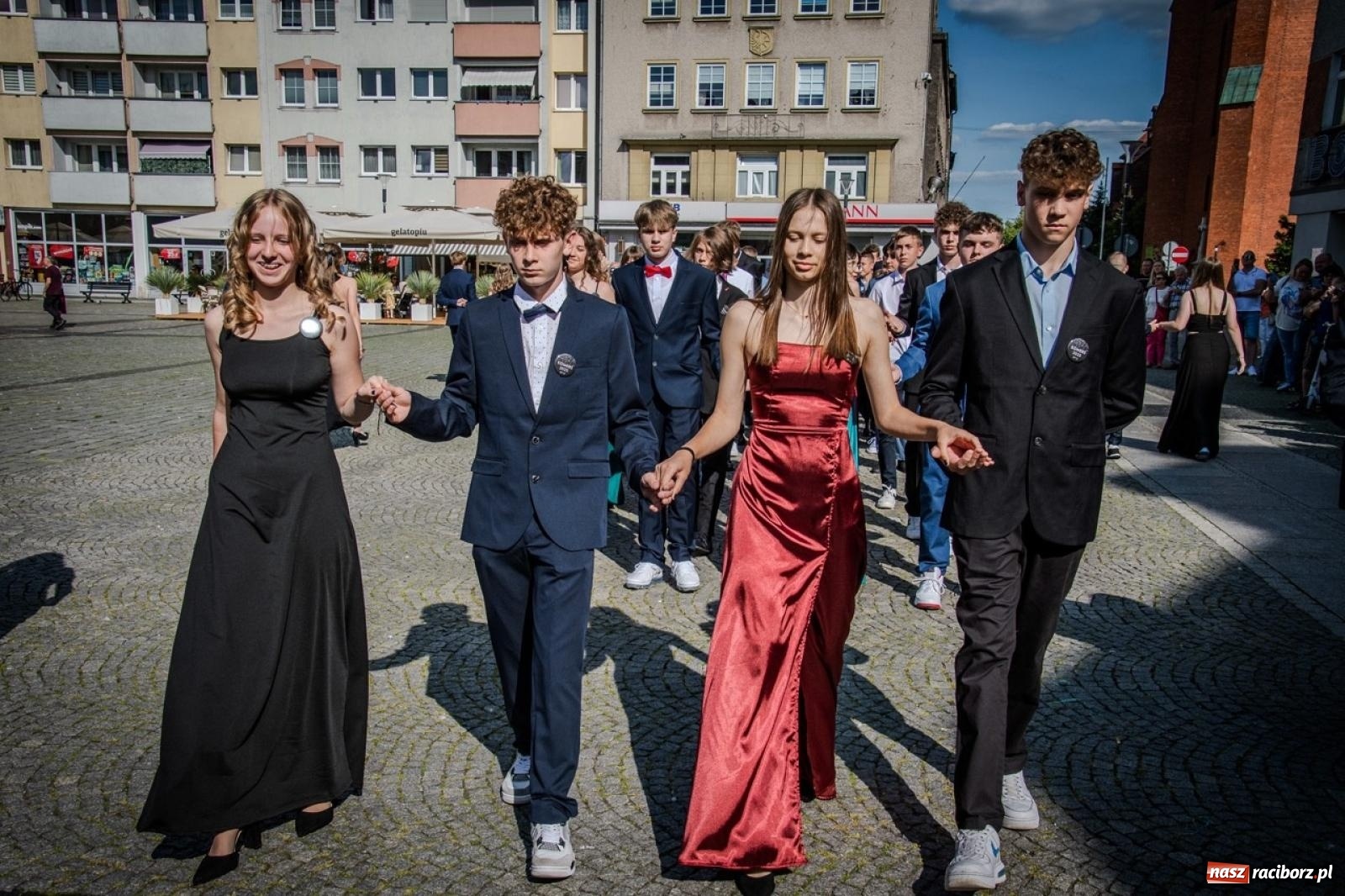 Zdjęcie w galerii na portalu naszraciborz.pl: Polonez ósmoklasistów SP 15 na raciborskim rynku wiadomości z regionu