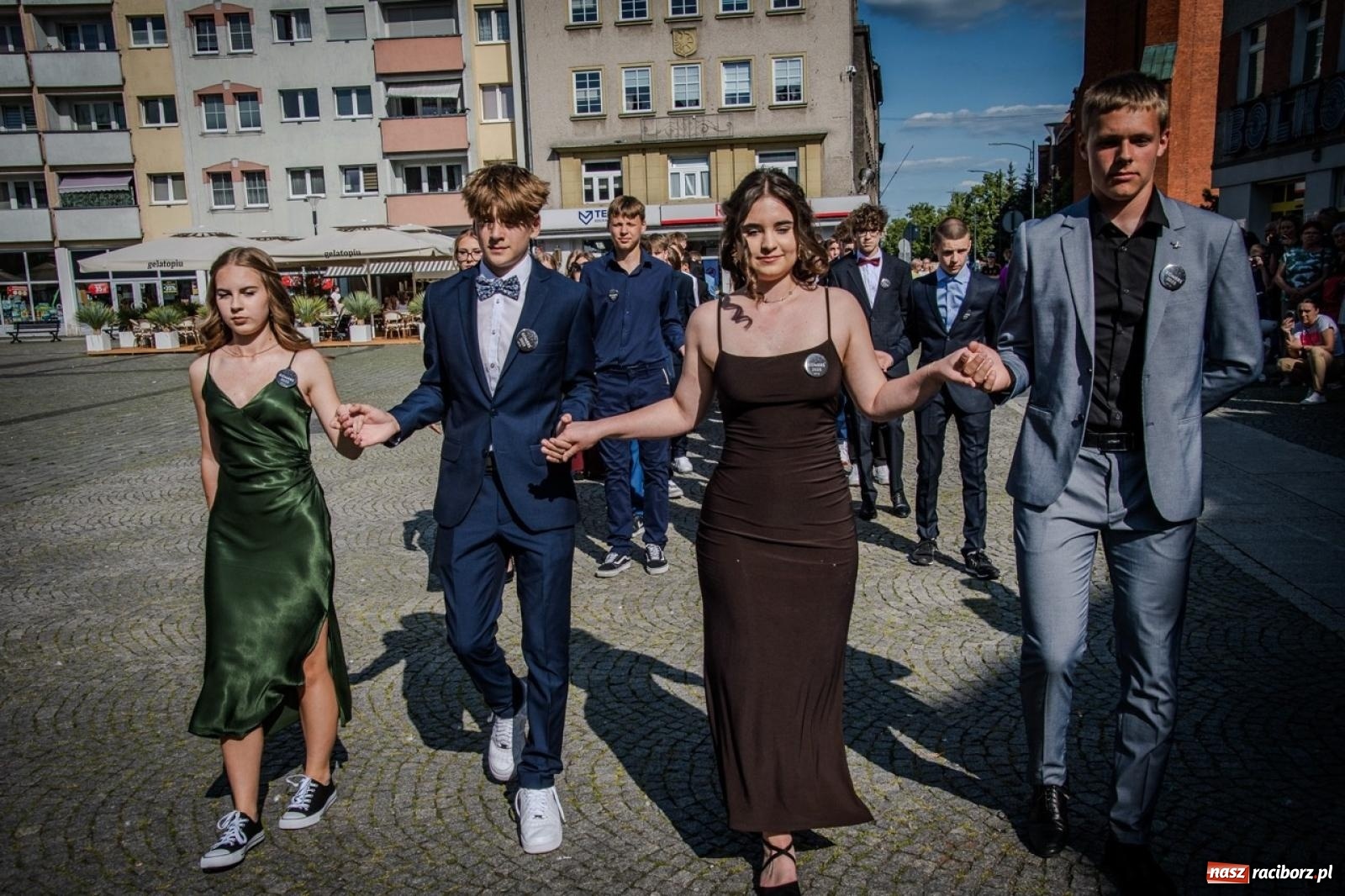 Zdjęcie w galerii na portalu naszraciborz.pl: Polonez ósmoklasistów SP 15 na raciborskim rynku wiadomości z regionu